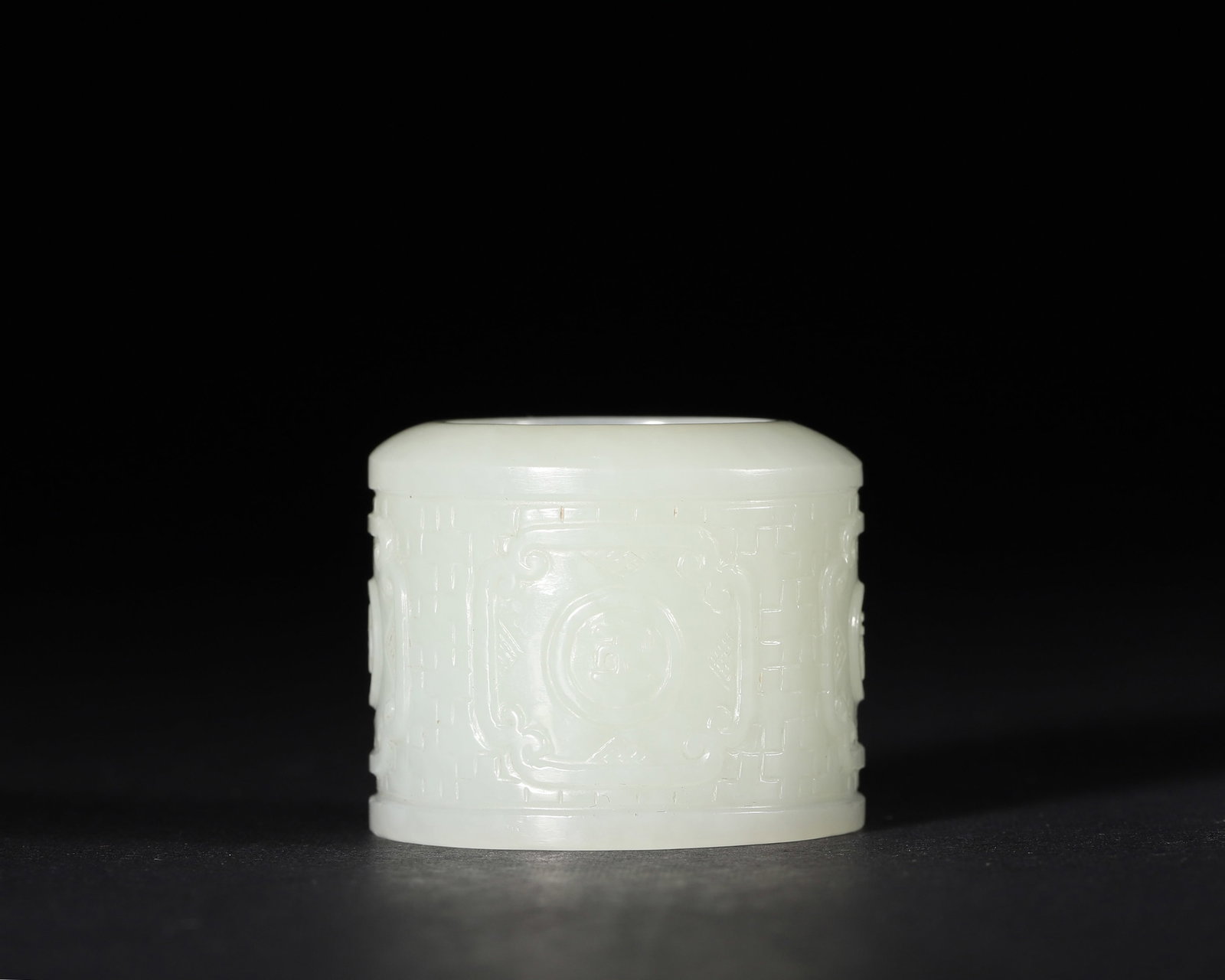 A WHITE JADE THUMB RING WITH BROCADE-PATTERN RELIEF - 4