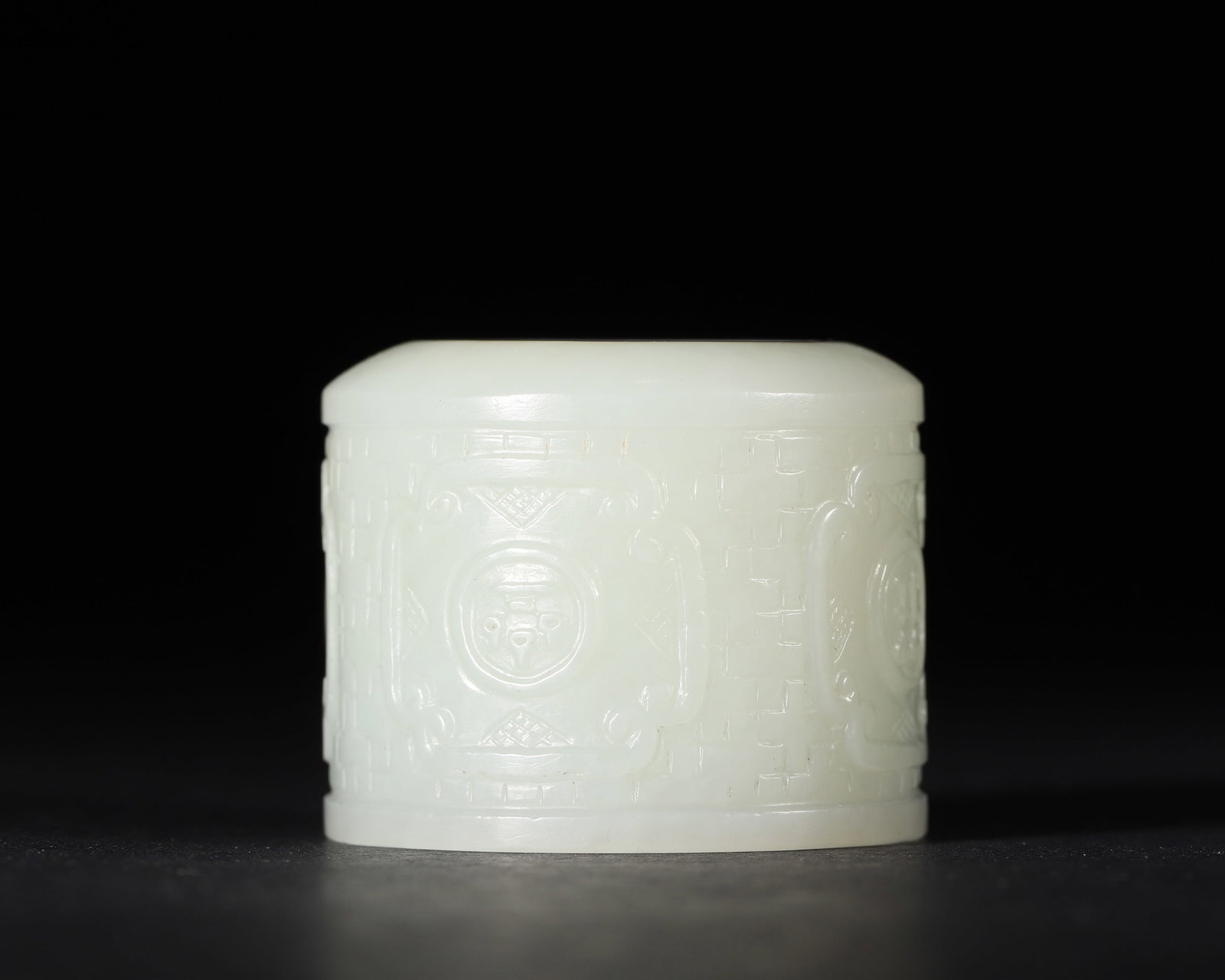 A WHITE JADE THUMB RING WITH BROCADE-PATTERN RELIEF - 5