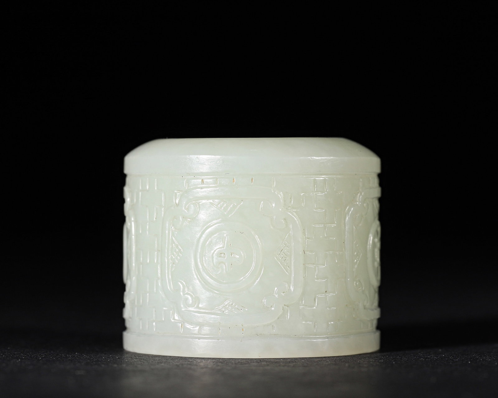 A WHITE JADE THUMB RING WITH BROCADE-PATTERN RELIEF - 6