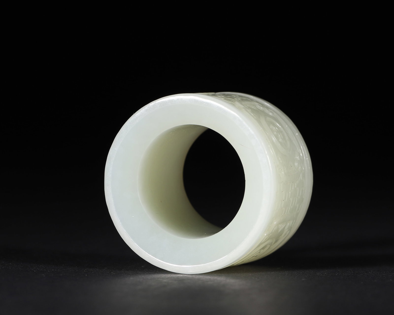 A WHITE JADE THUMB RING WITH BROCADE-PATTERN RELIEF - 7