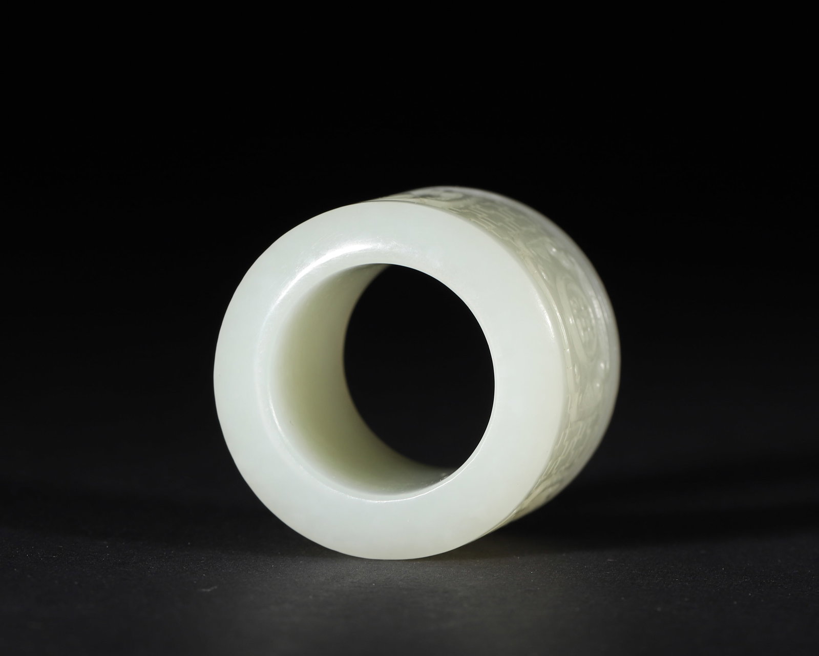 A WHITE JADE THUMB RING WITH BROCADE-PATTERN RELIEF - 8