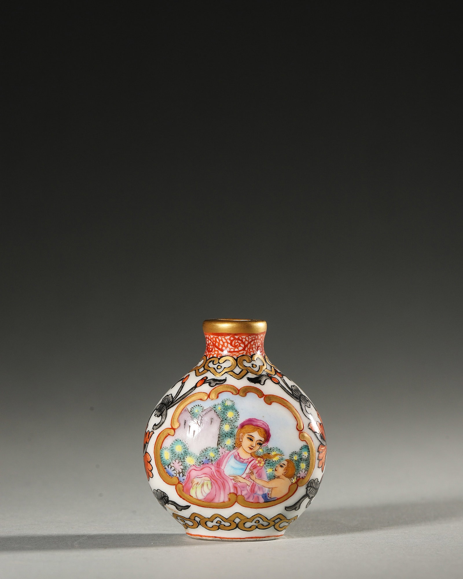 A FAMILLE-ROSE 'FIGURAL' PORCELAIN SNUFF BOTTLE: A famille-rose porcelain snuff bottle decorated with a figural scene. Diam. 5 cm; Ht. 5.5 cm.