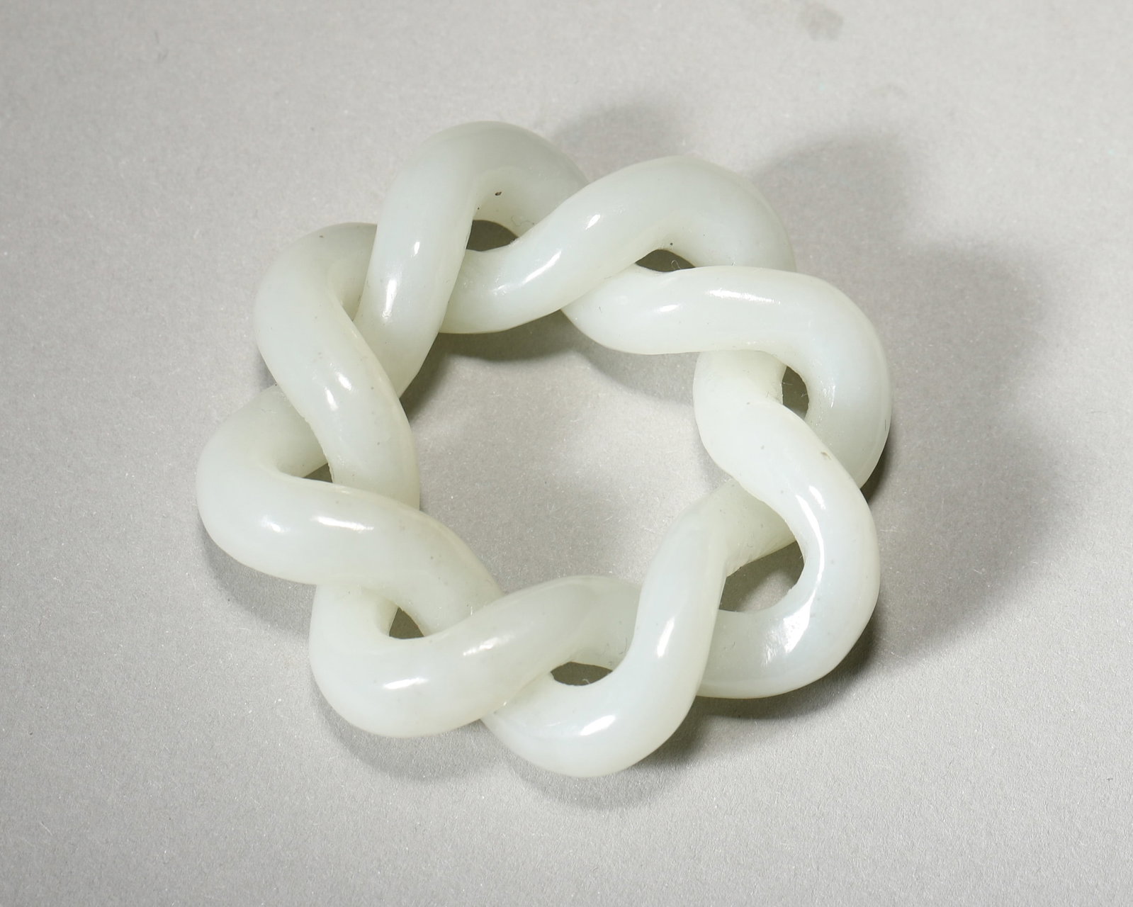 A WHITE JADE INTERLOCKING-KNOT PENDANT - 2