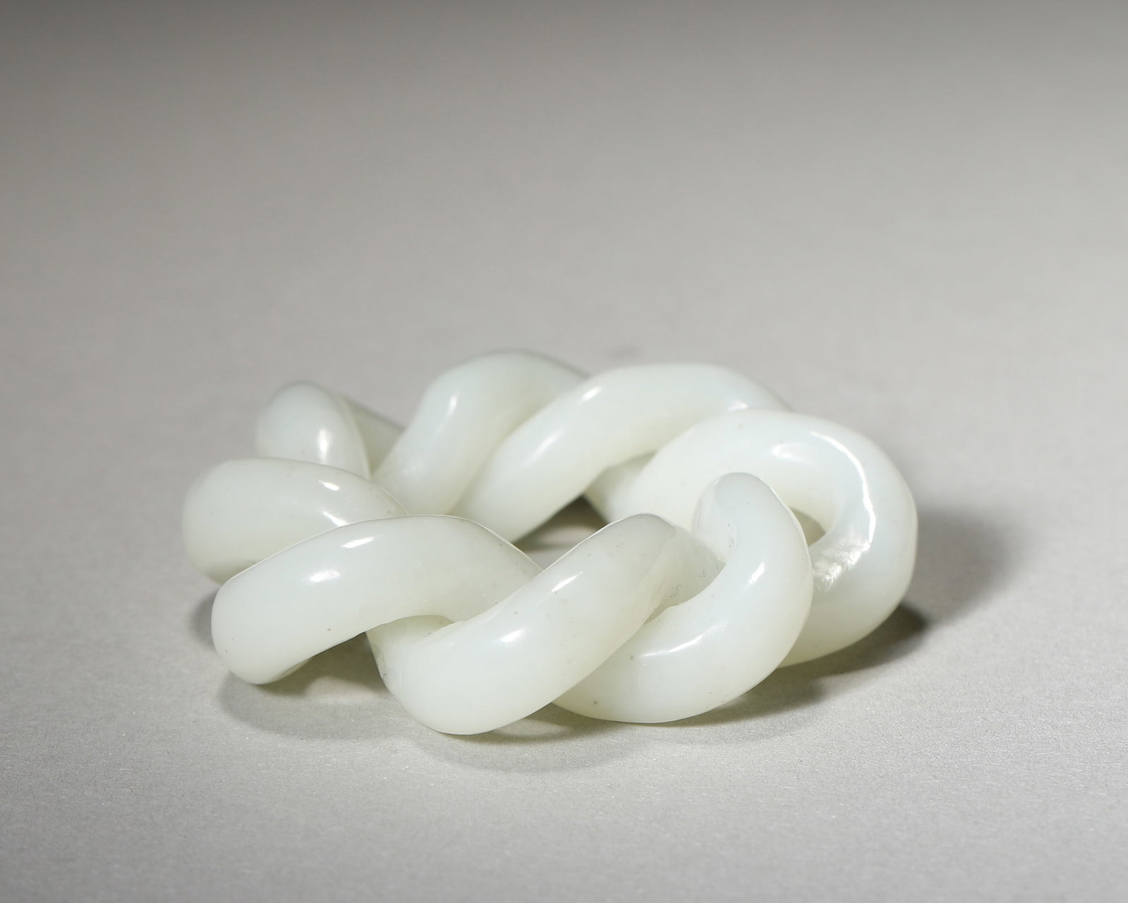 A WHITE JADE INTERLOCKING-KNOT PENDANT - 3