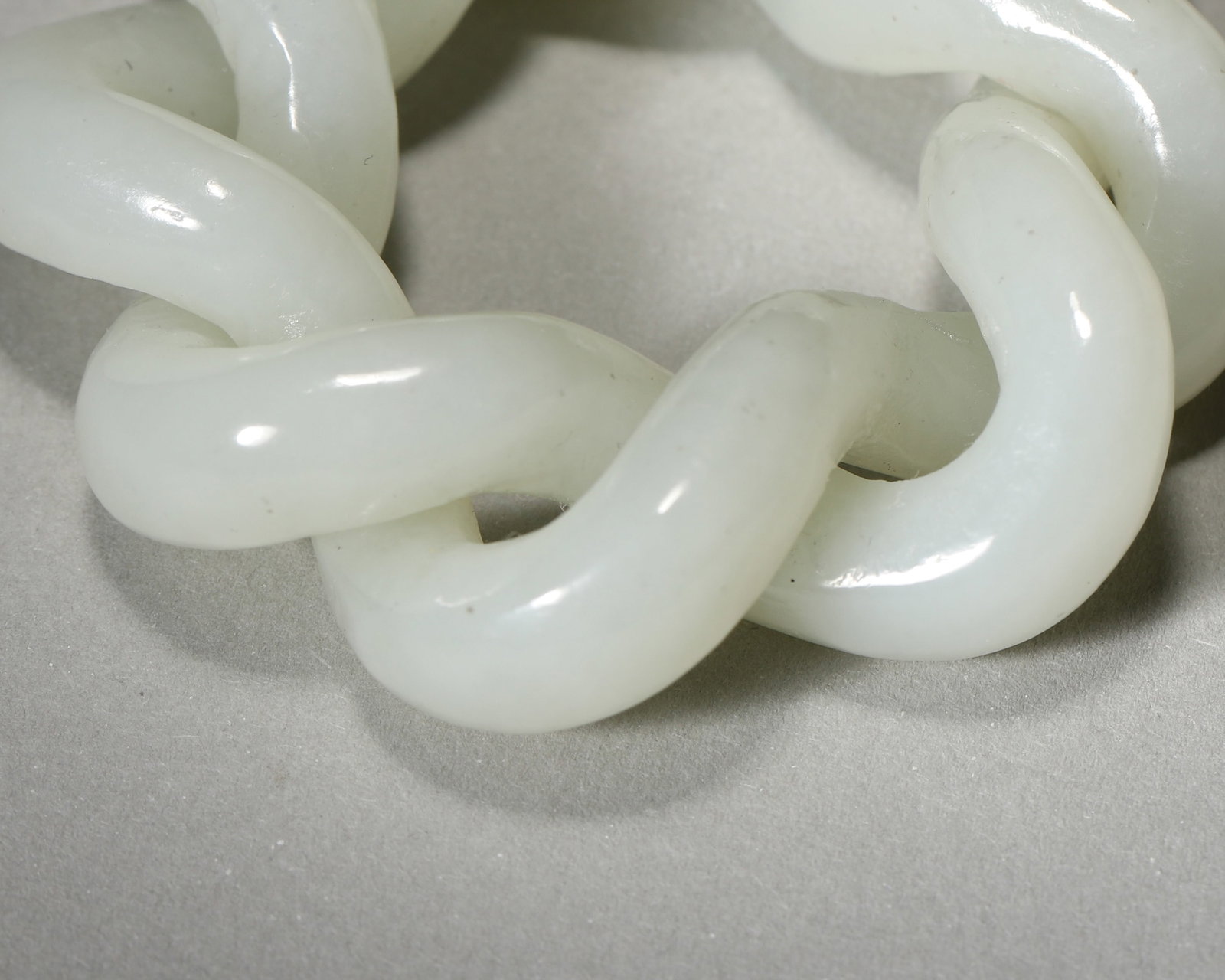A WHITE JADE INTERLOCKING-KNOT PENDANT - 4