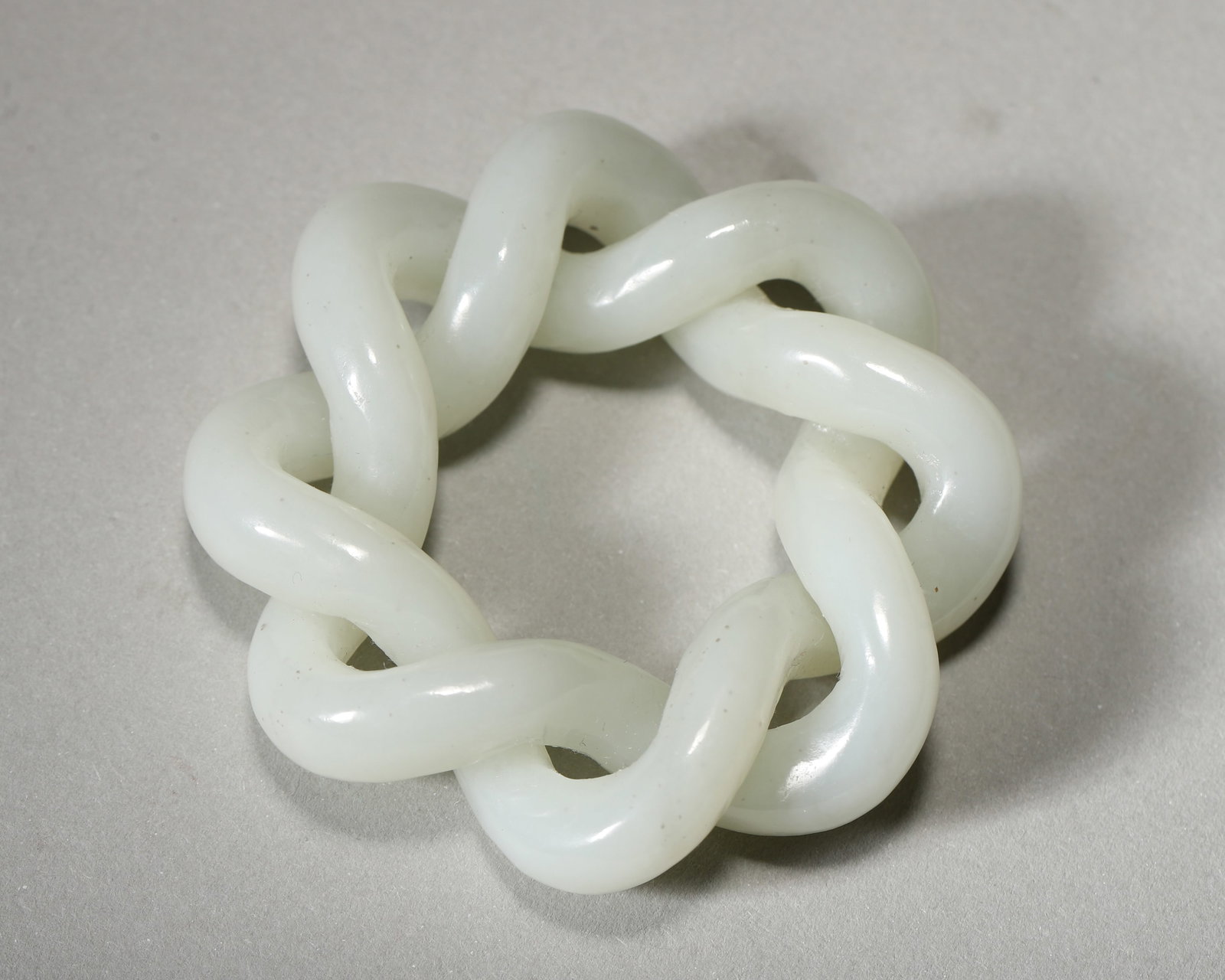 A WHITE JADE INTERLOCKING-KNOT PENDANT - 5