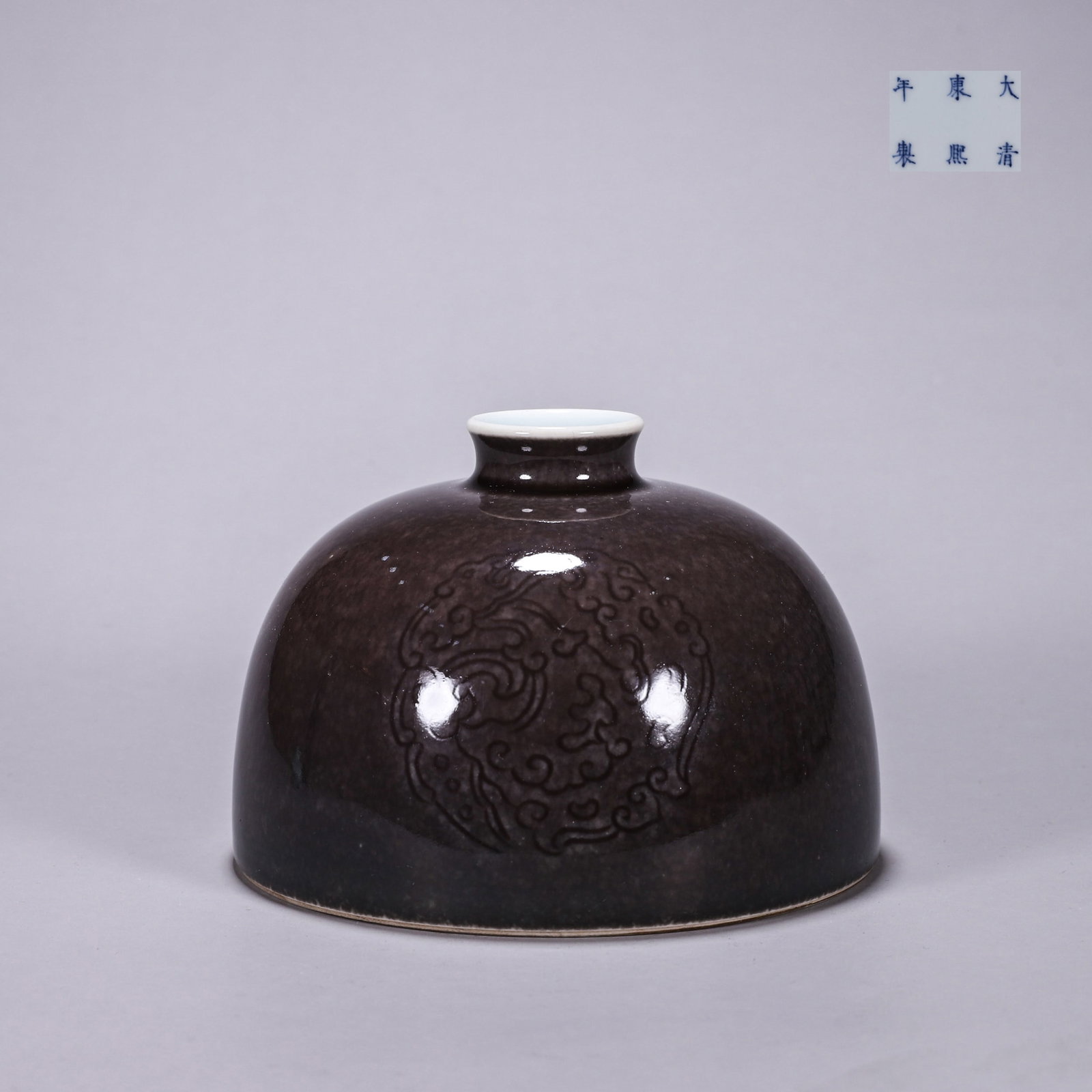 A MIRROR-BLACK-GLAZED TAIBAI ZUN WITH CHILONG: A taibai zun with a small mouth, covered in a mirror-black glaze and carved with chilong motifs. W. 12.5 cm; Ht. 9 cm.