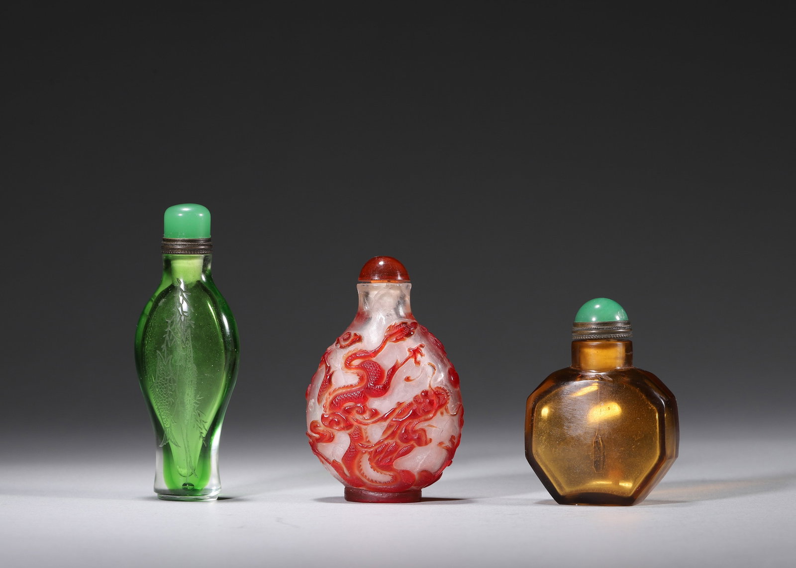 A SET OF THREE GLASS SNUFF BOTTLES (1 of 8)