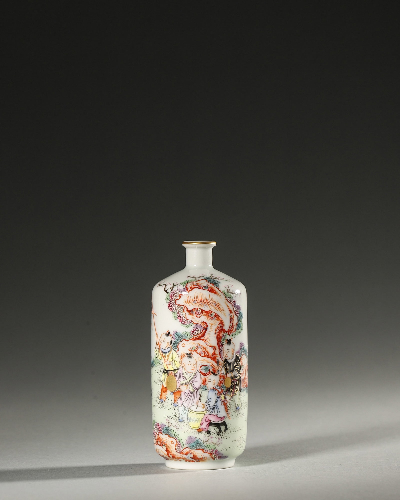 A FAMILLE-ROSE FIGURAL PORCELAIN SNUFF BOTTLE (1 of 6)