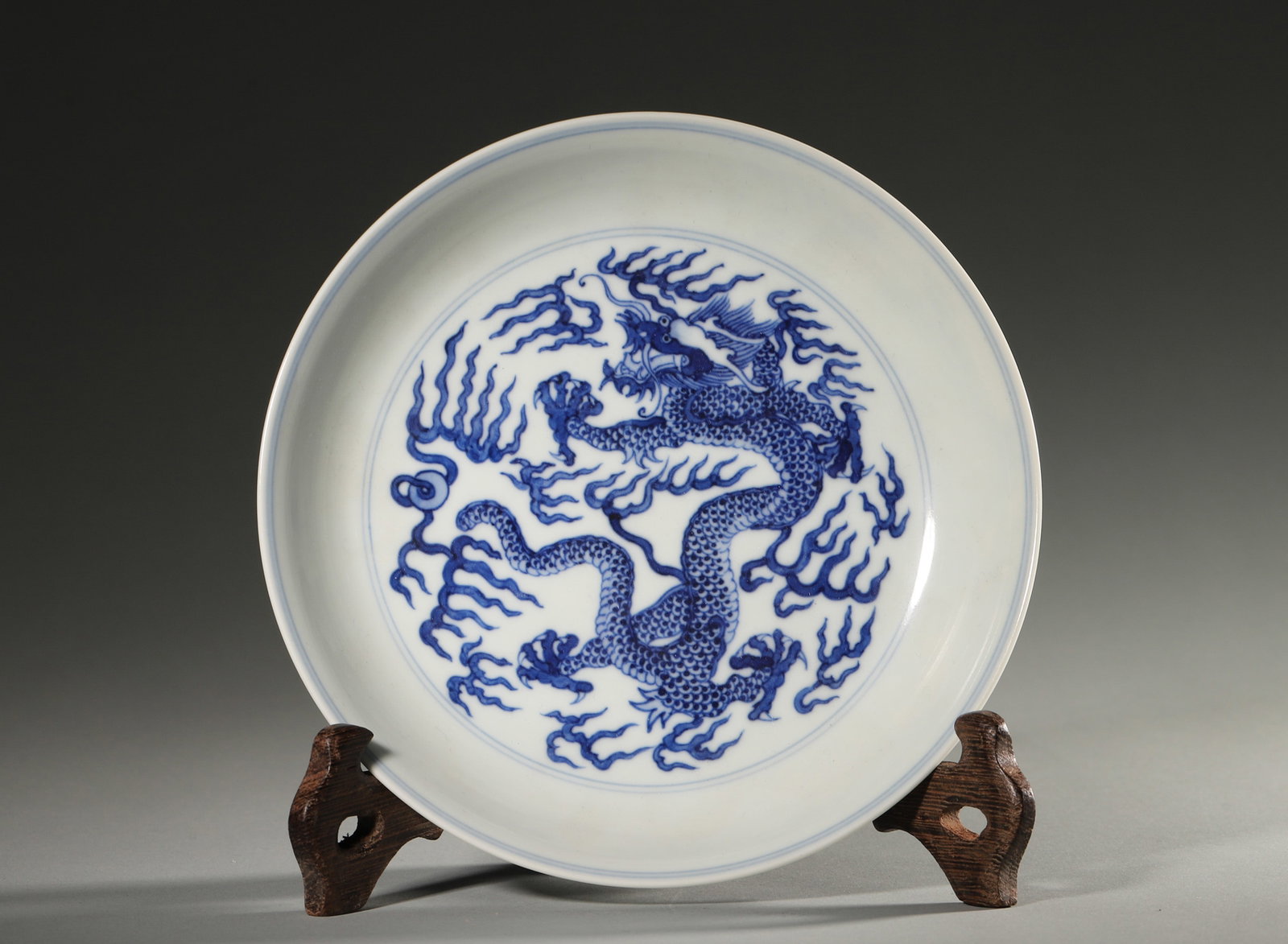 A BLUE-AND-WHITE 'DRAGON' PORCELAIN PLATE (1 of 6)