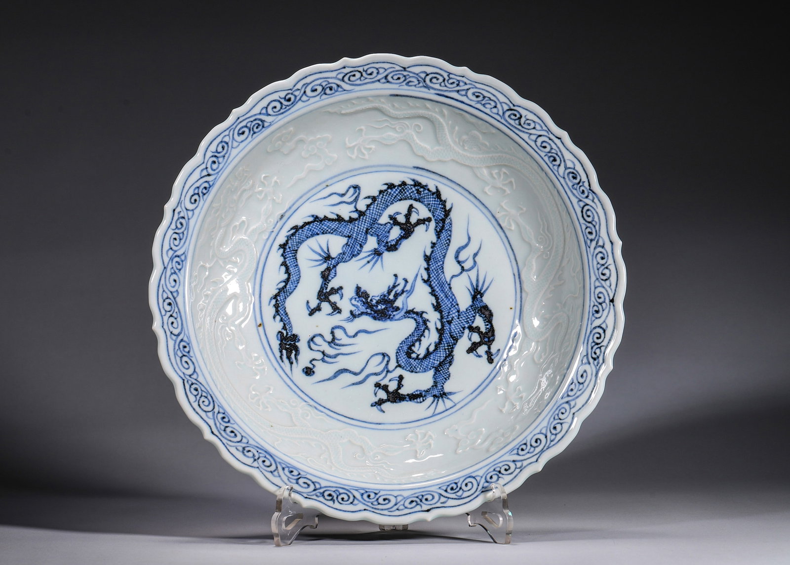 A BLUE-AND-WHITE LOBED 'DRAGON AND CLOUD' DISH (1 of 8)