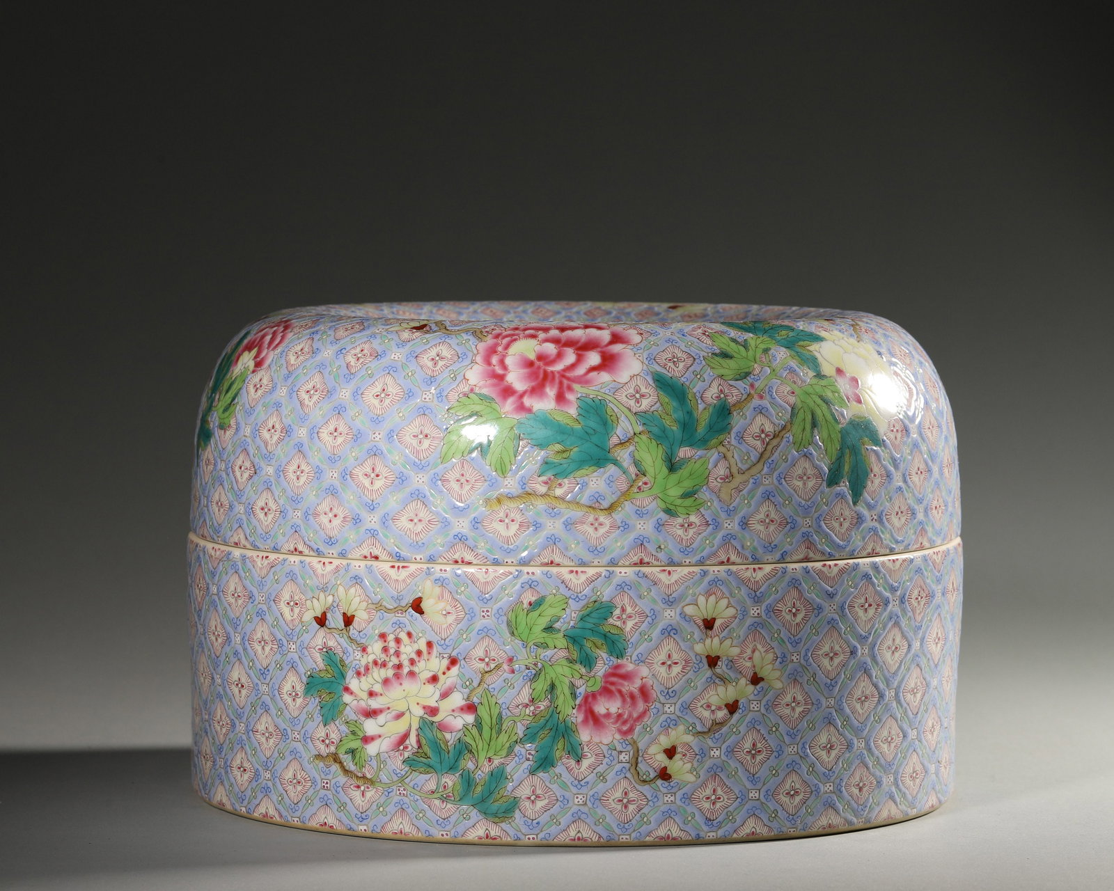 A FAMILLE-ROSE FLORAL PORCELAIN WASHER: A famille-rose porcelain washer decorated with flowers. Diam. 24 cm; Ht. 15.5 cm.