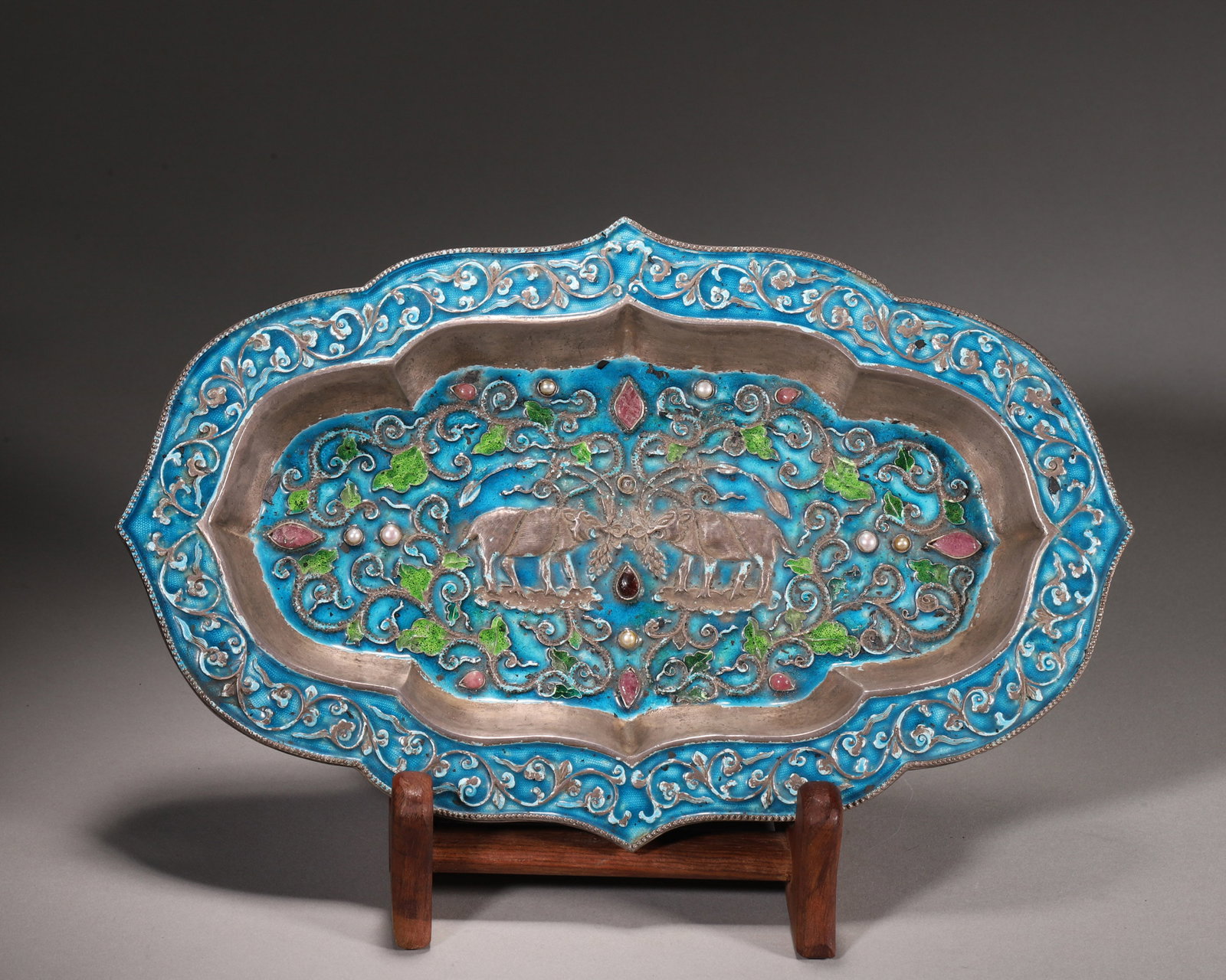 A SILVER AND ENAMEL LOBED DISH WITH DOUBLE-OX MOTIF: A silver lobed dish with enamel decoration, centered by a double-ox motif inlaid with pearl and colored-stone accents. The reverse is engraved with paired geese and floral motifs on a fine stippled gr