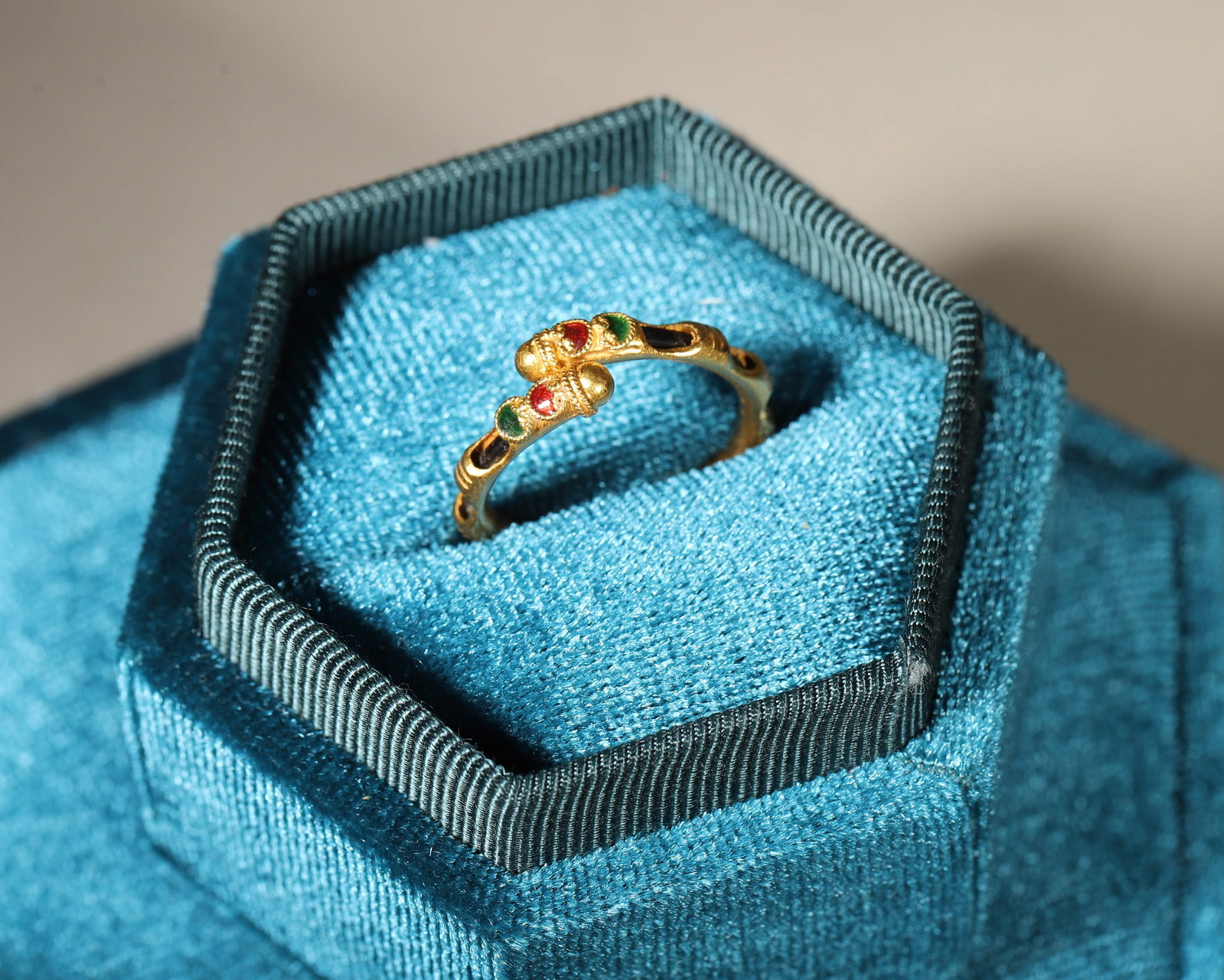 AN 18K GOLD AND ENAMEL RING: An 18K gold and enamel ring containing a single dark hair strand beneath the enamel. Inner Diam. 1.7 cm; Wt. 3 g.
