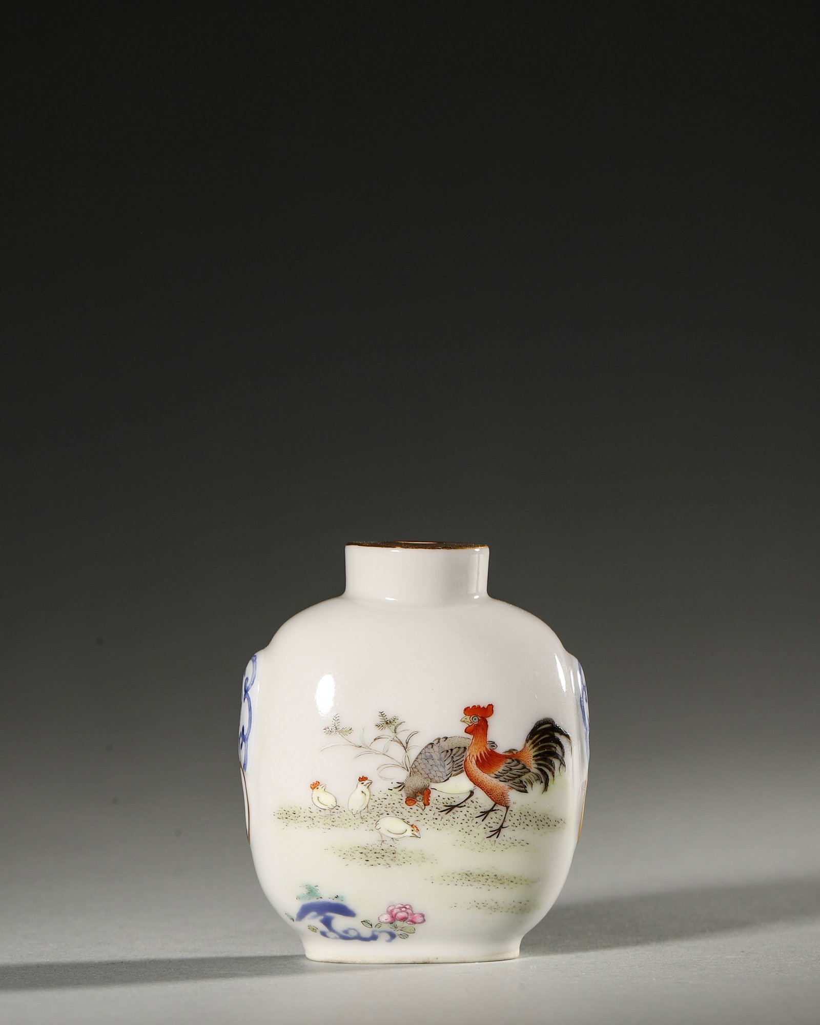 A FAMILLE-ROSE 'ROOSTER' PORCELAIN SNUFF BOTTLE: A famille-rose porcelain snuff bottle decorated with a rooster. Diam. 5 cm; Ht. 5.7 cm.