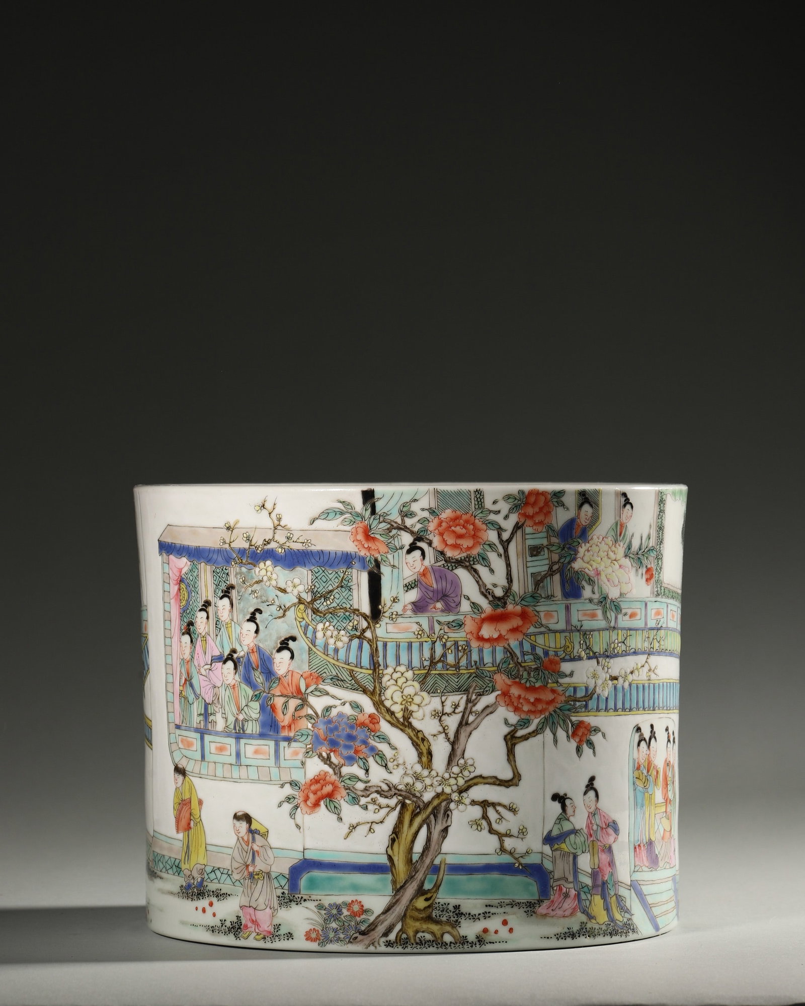 A FAMILLE-ROSE FIGURAL PORCELAIN BRUSH POT: A famille-rose porcelain brush pot decorated with a figural scene. Diam. 19.5 cm; Ht. 15.5 cm.