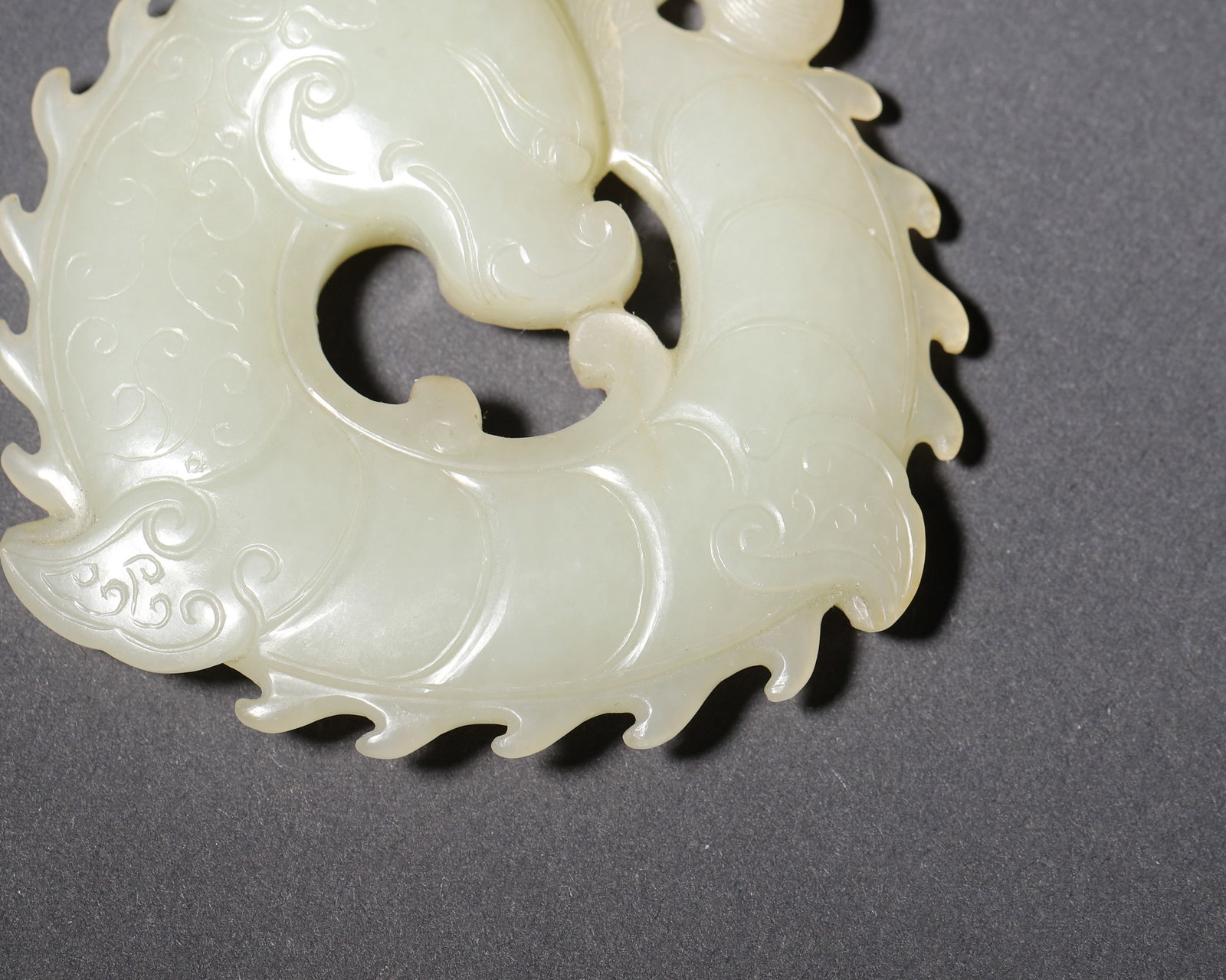A WHITE JADE OPENWORK 'DRAGON' PENDANT - 3