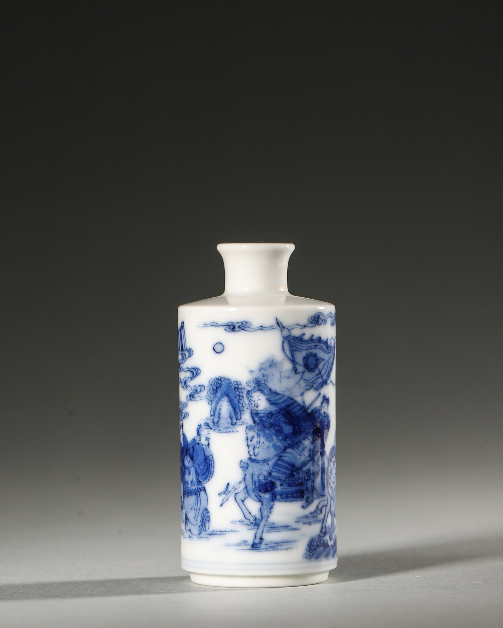 A BLUE-AND-WHITE FIGURAL PORCELAIN SNUFF BOTTLE: A blue-and-white porcelain snuff bottle decorated with a figural scene. Diam. 3.7 cm; Ht. 8 cm.