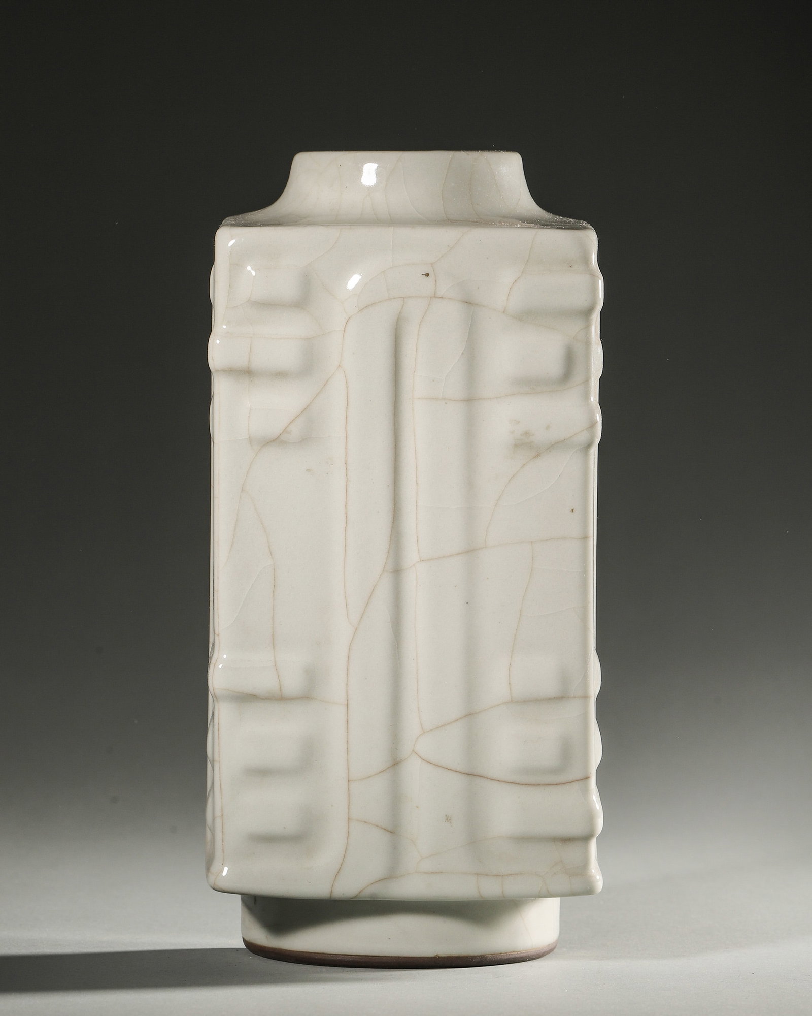 A GE-TYPE CRACKLE-GLAZED CONG-FORM VASE: A cong-form porcelain vase covered in a Ge-type crackle glaze. Dimensions: 25 x 12 cm.