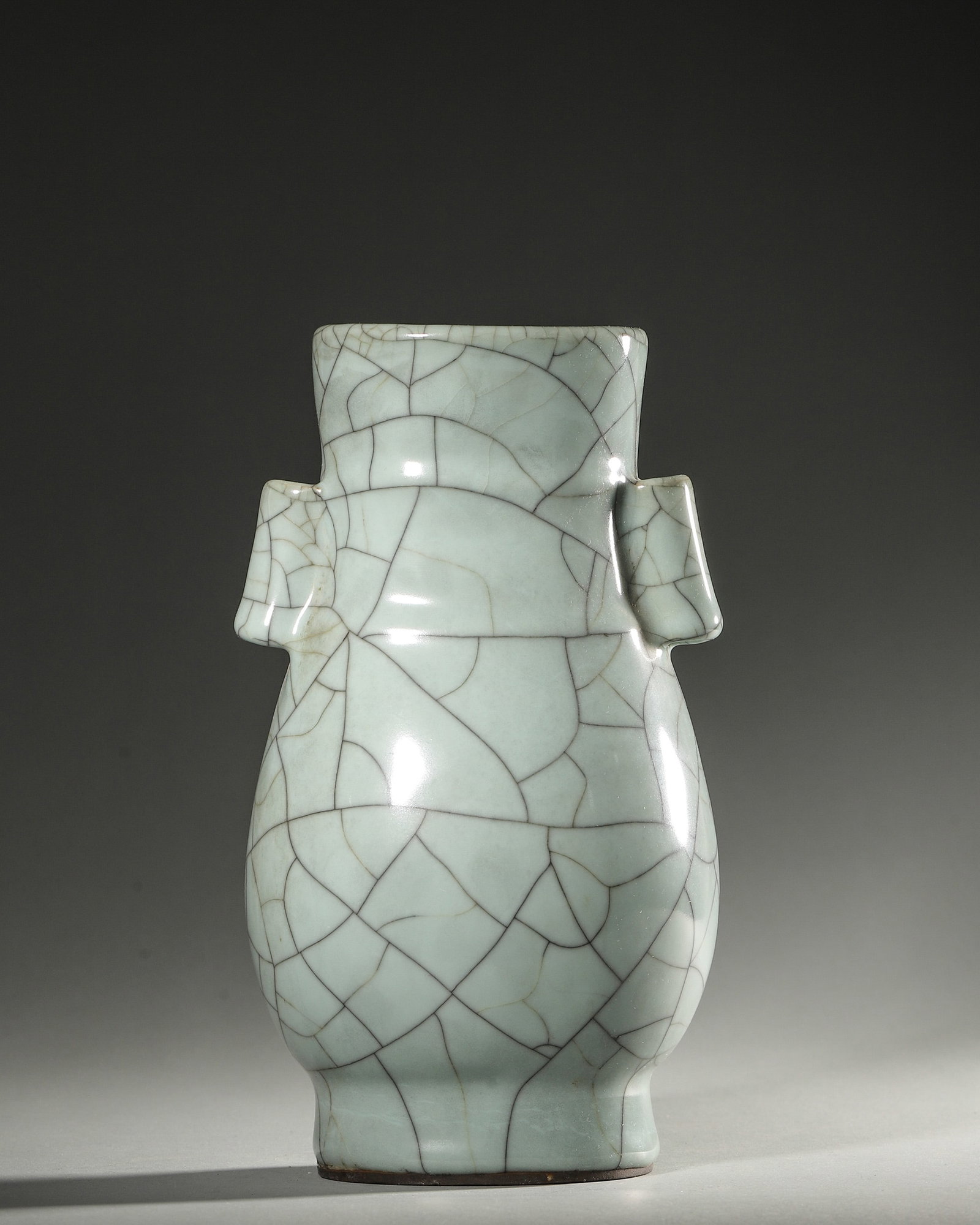 A GE-TYPE CRACKLE-GLAZED TWIN-HANDLED VASE: A porcelain vase with twin handles, covered in a Ge-type crackle glaze. Diam. 13 cm; Ht. 23 cm.