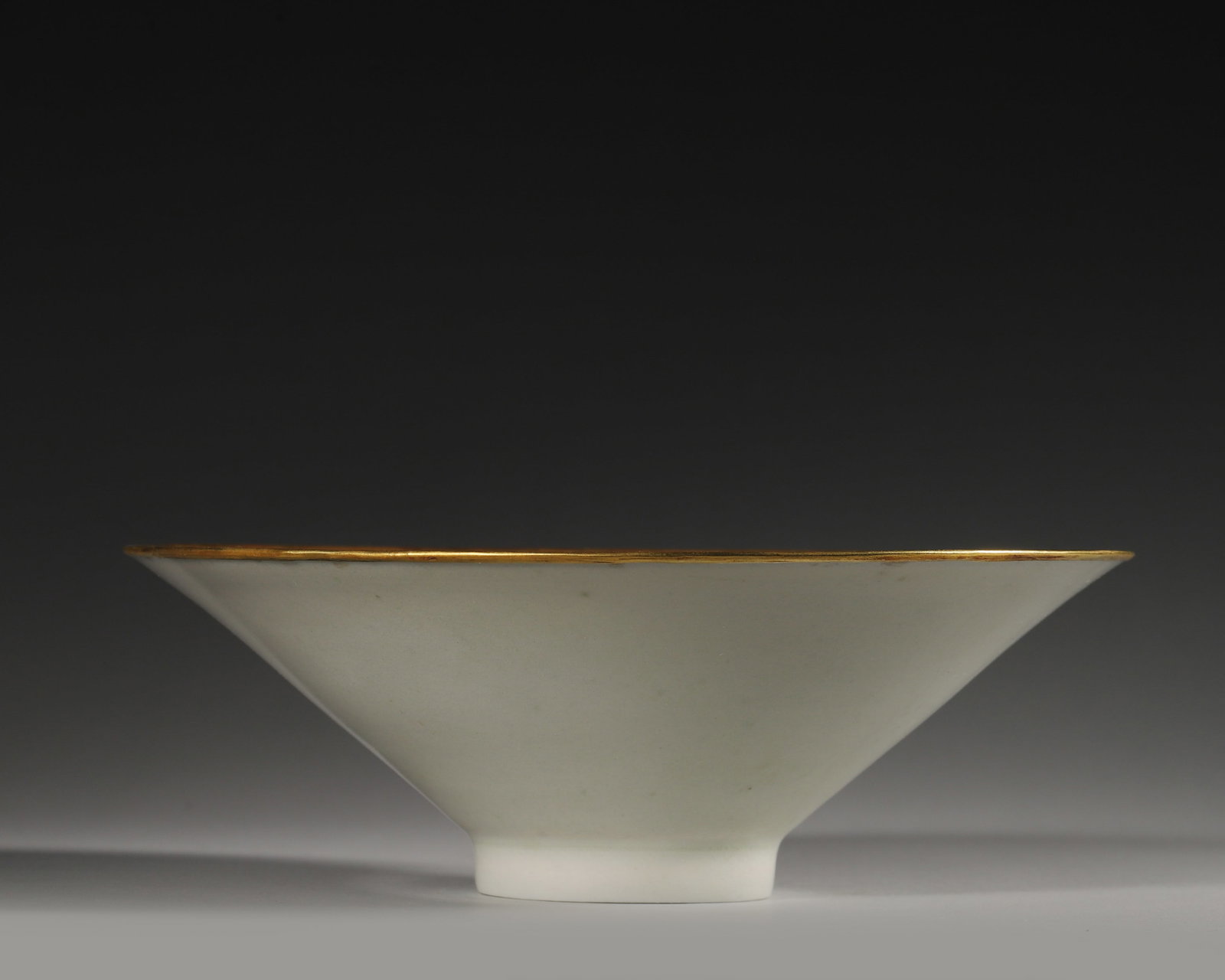 A HUTIAN-TYPE 'CHILONG' PORCELAIN CUP: A porcelain cup decorated with a chilong motif. Diam. 17 cm; Ht. 6 cm.