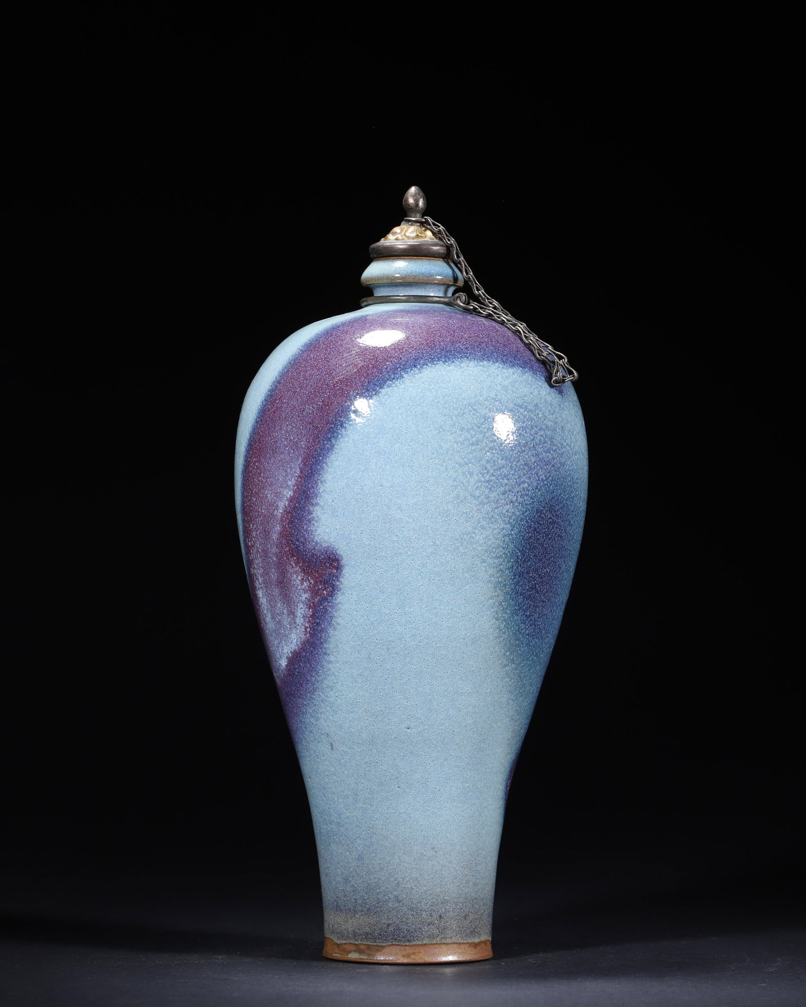 A JUN-TYPE SKY-BLUE AND PURPLE-GLAZED MEIPING WITH GILT-METAL COVER: A meiping-form porcelain vase covered in a milky sky-blue Jun-type glaze with a rose-purple flambe band, fitted with a later gilt-metal cover and chain. Diam. 15 cm; Ht. 30 cm.