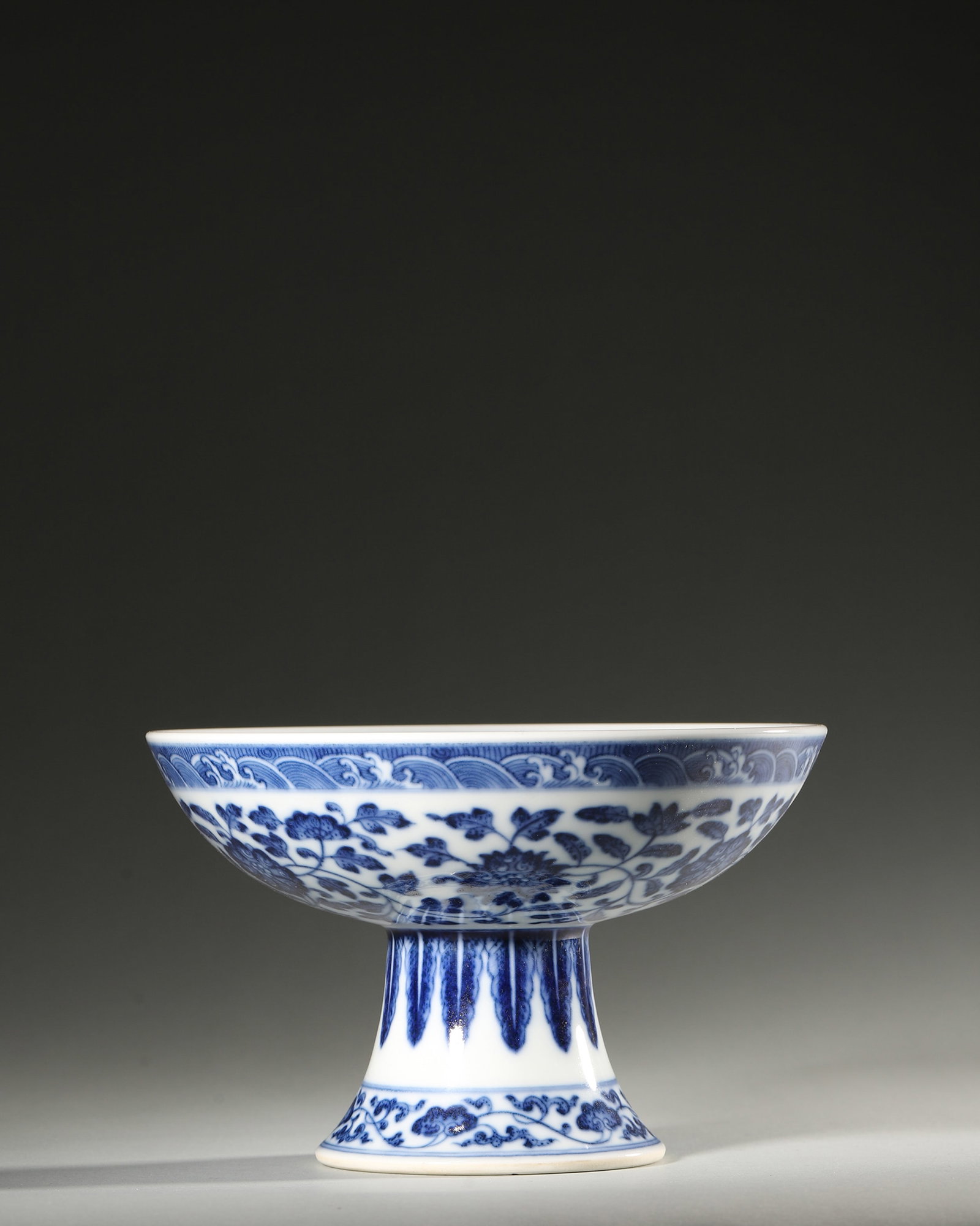 A BLUE-AND-WHITE 'FLOWER AND DRAGON' STEM CUP (1 of 8)
