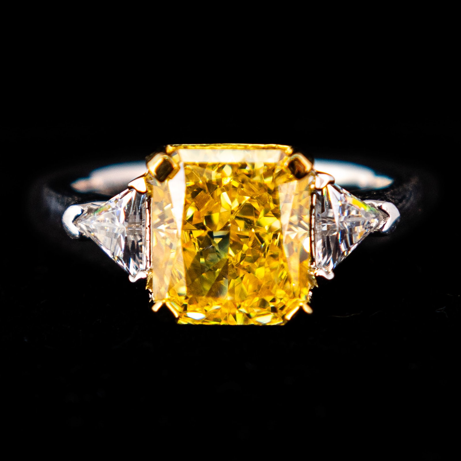 A FASHION JEWELRY YELLOW DIAMOND-STYLE RING: A fashion jewelry yellow diamond-style ring. Size: 8
