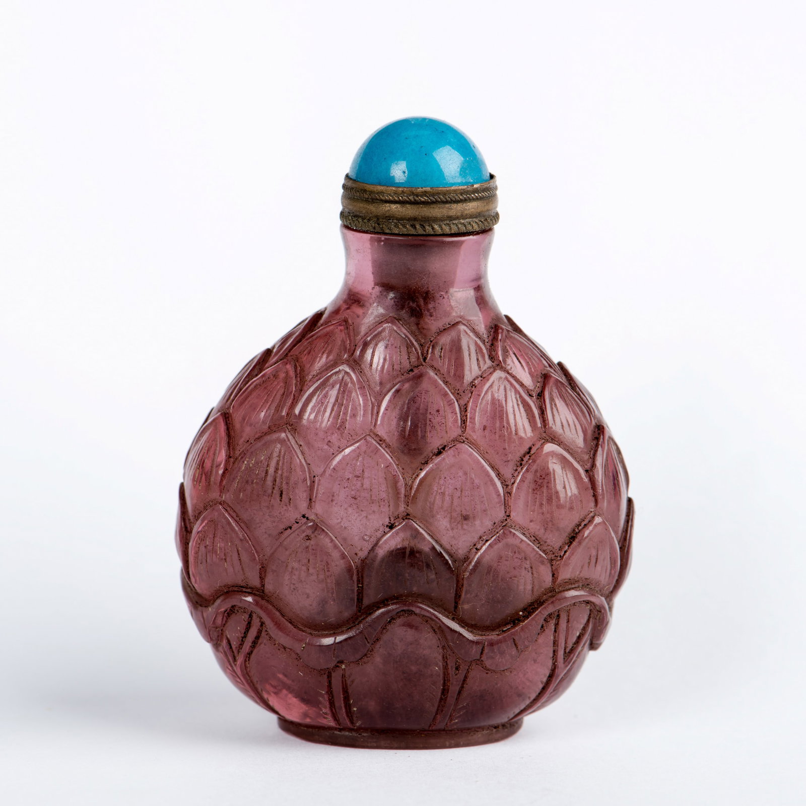 CHINESE PEKING GLASS SNUFF BOTTLE: Chinese Peking glass snuff bottle. 2.76"h x 1.97"w (7 x 5 cm)