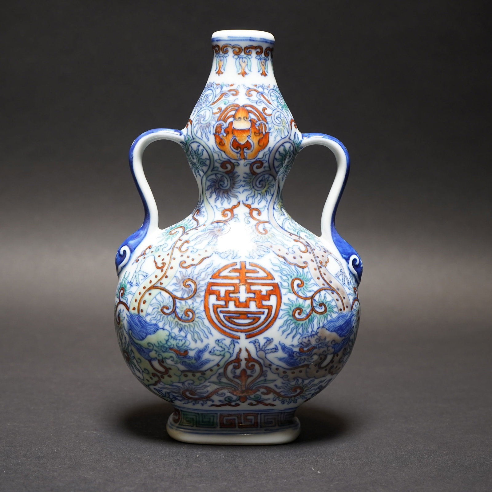 A DOUCAI 'DRAGON' FLATTENED DOUBLE-GOURD VASE, QIANLONG MARK (1 of 8)