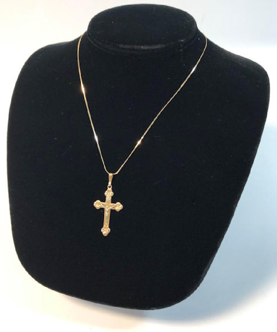 14KT GOLD CROSS NECKLACE ~ 16" CHOKER LENGTH SERPENTINE: 14KT GOLD CROSS NECKLACE ~ 16" CHOKER LENGTH SERPENTINE LINK NECKLACEW/POLISHED FINISH. CORPUS CROSS (14KT PLUMB) PENDANT W/FLORAL ADORNMENTS. SPRINGRING CLASP CLOSURE. 3.4 GRAMS TW.