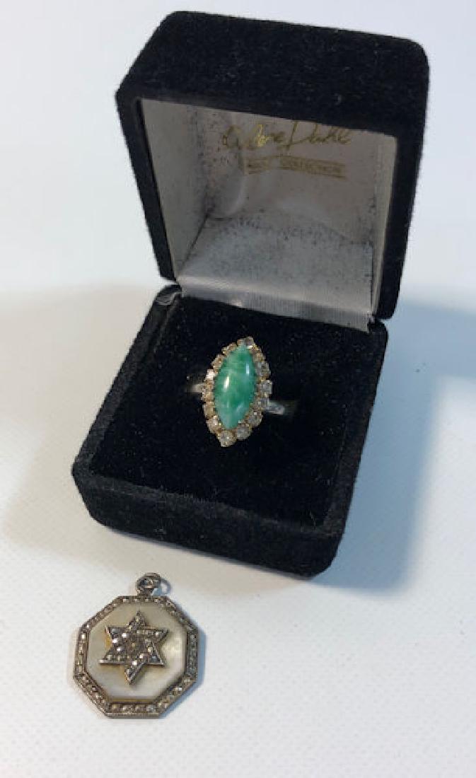 FASHION JEWELRY LOT ~ ADJUSTABLE SHANK GREEN STONE RING (1 of 4)