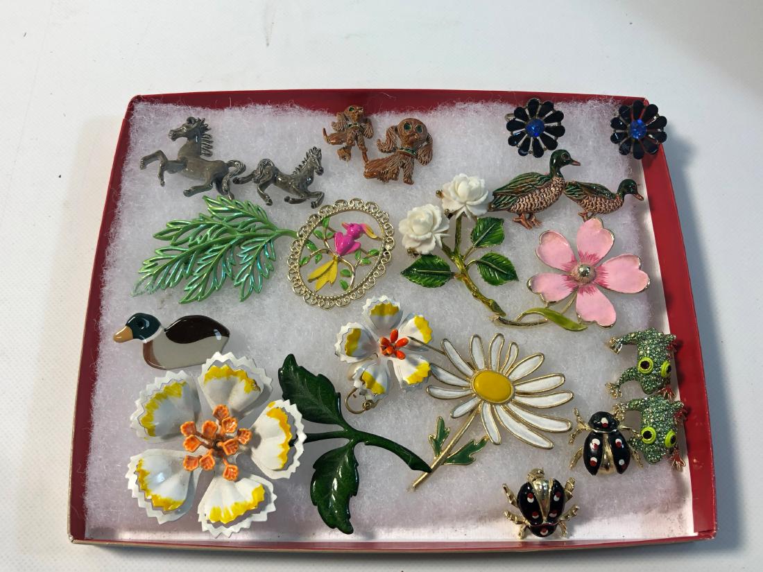 VINTAGE FASHION JEWELRY ~ BLACK FLOWER SCREWBACK: VINTAGE FASHION JEWELRY ~ BLACK FLOWER SCREWBACK EARRINGS W/BLUE CRYSTALCENTER STONES. PAIR OF 1" GOLD AND GREEN TONE FROG PINS. OPENWORK GOLD TONEFILIGREE PIN W/PAINTED BIRD CENTER ON GOLD TONE METAL