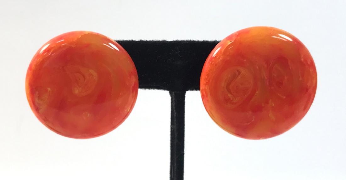 VINTAGE BAKELITE EARRINGS ~ UNSIGNED, GOLD TONE SNAP: VINTAGE BAKELITE EARRINGS ~ UNSIGNED, GOLD TONE SNAP BACK CLOSURES, 1.25" INDIAMETER W/ ORANGE COLOR