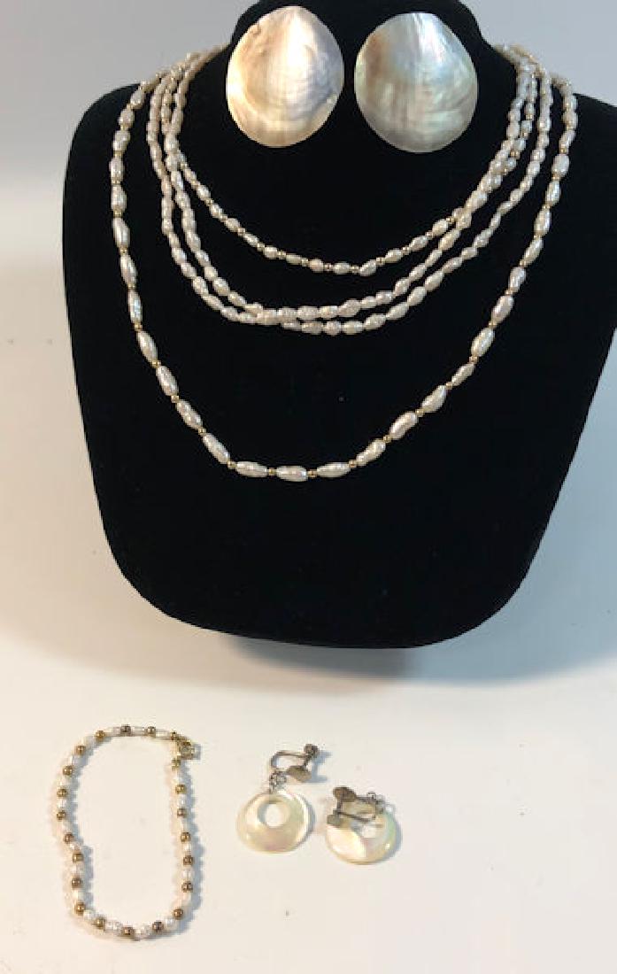 OCEANIC FASHION JEWELRY LOT ~ NACRE DISK EARRINGS ON (1 of 7)