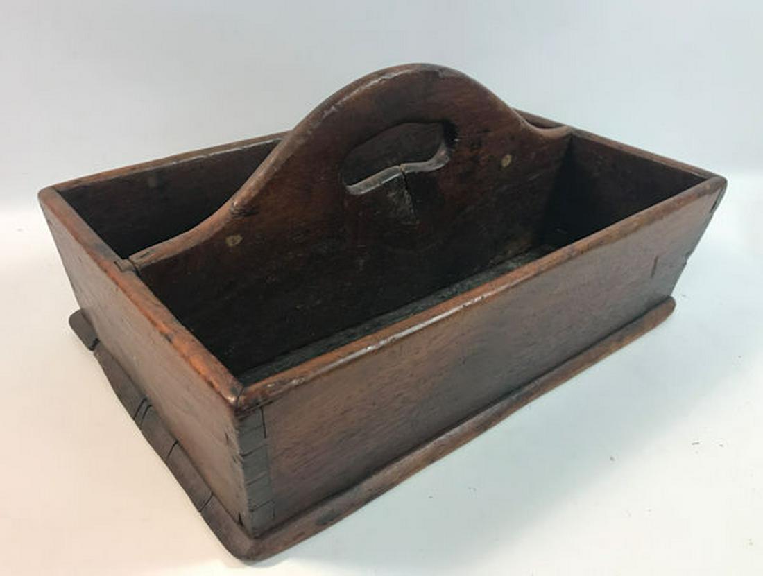 ANTIQUE WOODEN CUTLERY CARRIER WITH DOVETAIL: ANTIQUE WOODEN CUTLERY CARRIER WITH DOVETAIL CONSTRUCTION AND SQUARE NAILS. 15 1/4" W X 10 1/2" D X 7 1/2" H WITH HANDLE