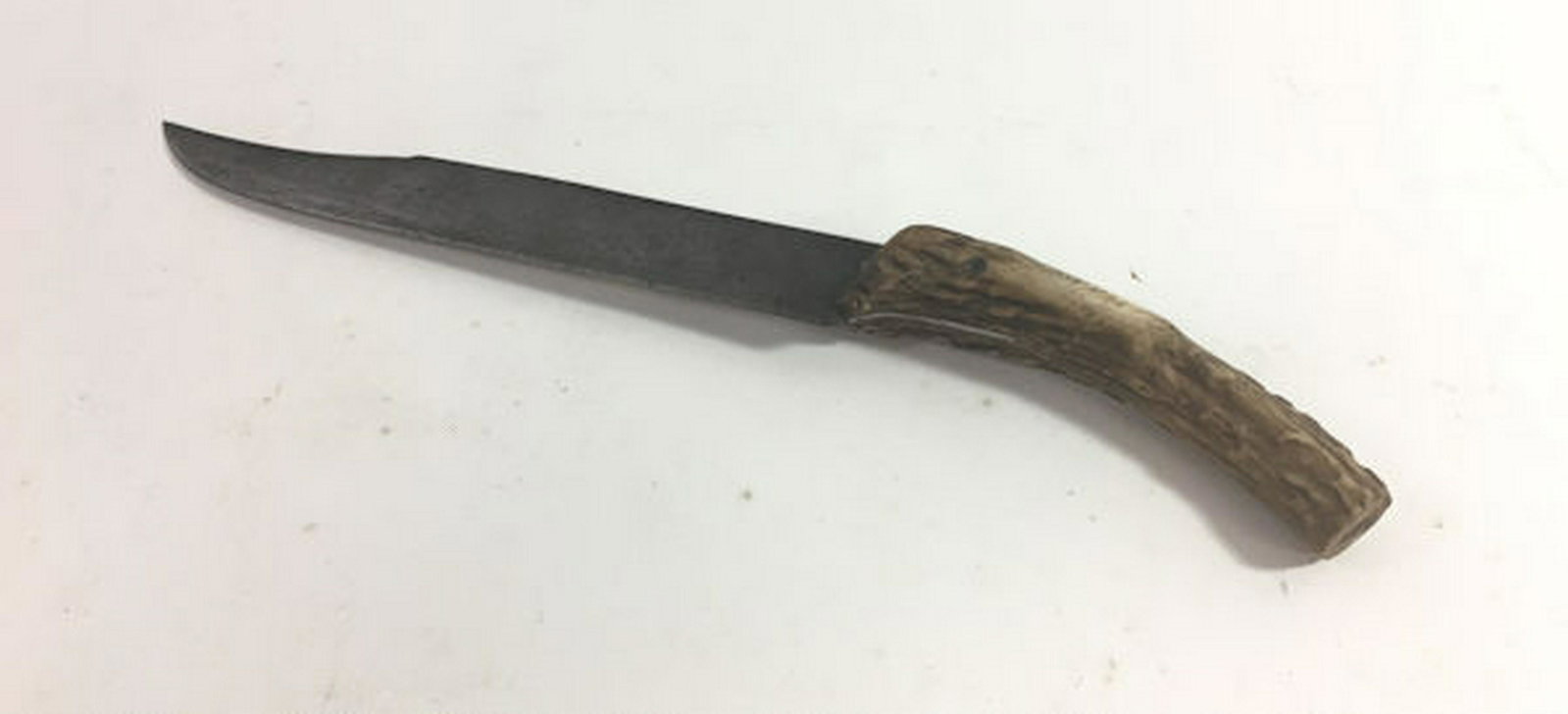 19TH CENTURY REPLICA OF PRIMITIVE KNIFE WITH ANTLER: 20th CENTURY REPLICA OF PRIMITIVE KNIFE WITH ANTLER HANDLE, 15½" OAL.