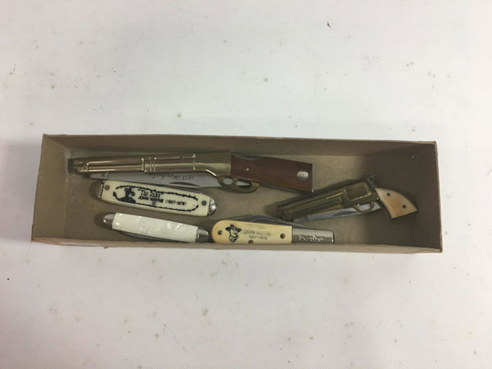 5 SOUVENIR POCKET KNIVES, 3Â½" TO 7," INCLUDING JOHN: 6 SOUVENIR POCKET KNIVES, 3½" TO 7," INCLUDING JOHN WAYNE "THE DUKE"