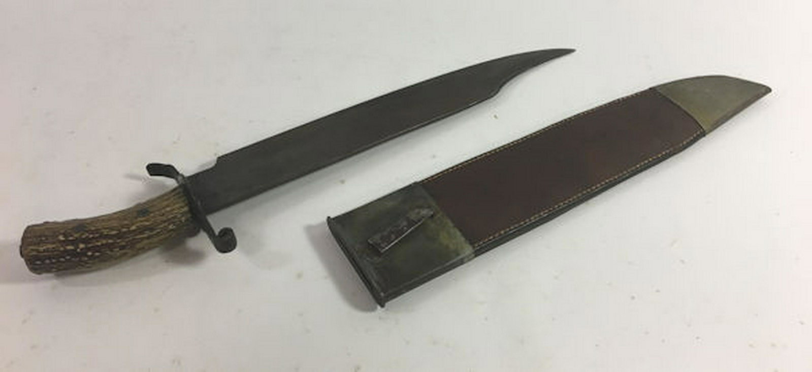 CIVIL WAR ERA CLIP POINT BOWIE KNIFE REPLICA WITH: CIVIL WAR ERA CLIP POINT BOWIE KNIFE REPLICA WITH SHEATH. HEAVY BLADE WITH ANTLER HANDLE AND ORNATE GUARD, 17½" OAL