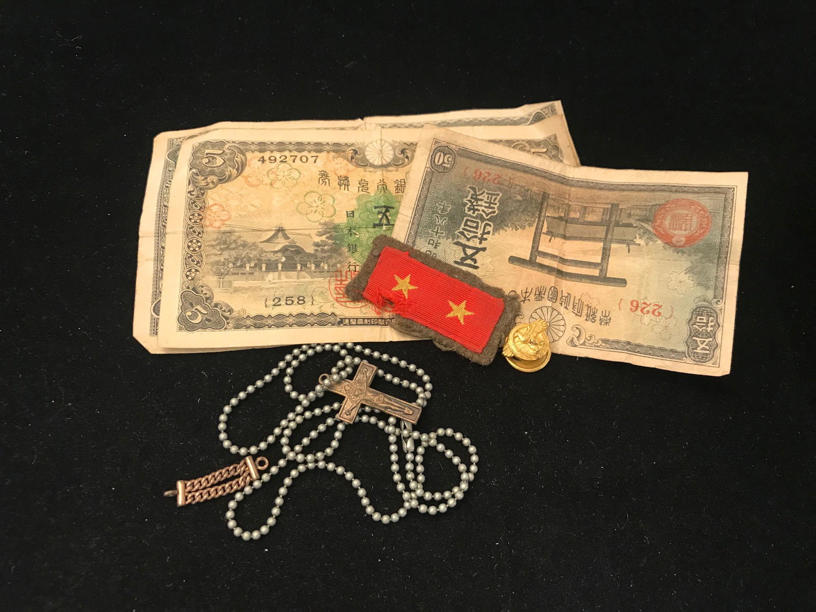 MIXED LOT INCLUDING 3 YEN CURRENCY NOTES, 1 CHAIN, 1: MIXED LOT INCLUDING 3 YEN CURRENCY NOTES, 1 CHAIN, 1 CUFF LINK, 1 CROSS PENDANT, AND 1 PATCH