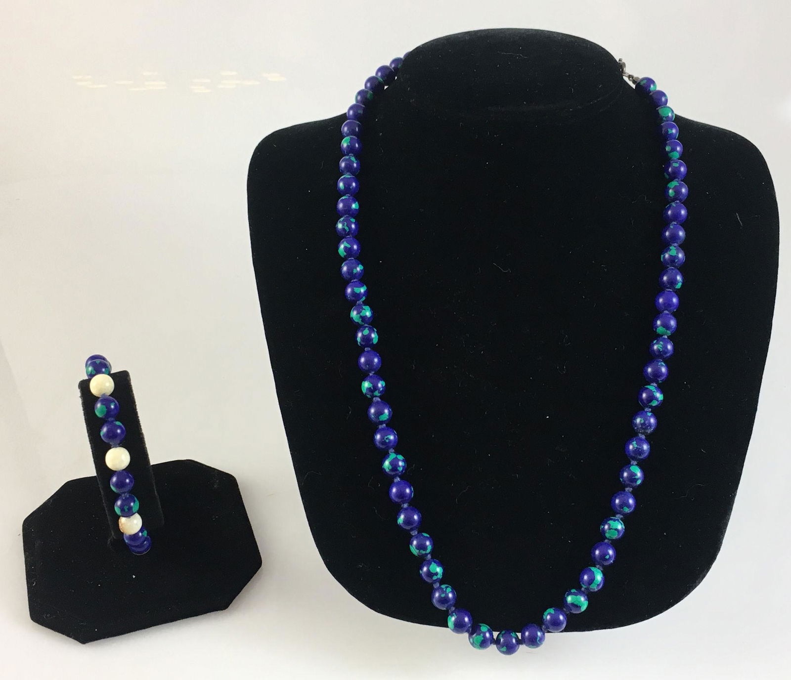 AZURITE & MALACHITE FASHION JEWELRY: AZURITE & MALACHITE FASHION JEWELRY ~ LOT INCLUDES 24" MATINEE LENGTH POLISHED DOUBLE KNOTTED BEAD NECKLACE & CLOSELY MATCHED 8" BRACELET W/ LOBSTER CLASP CLOSURE