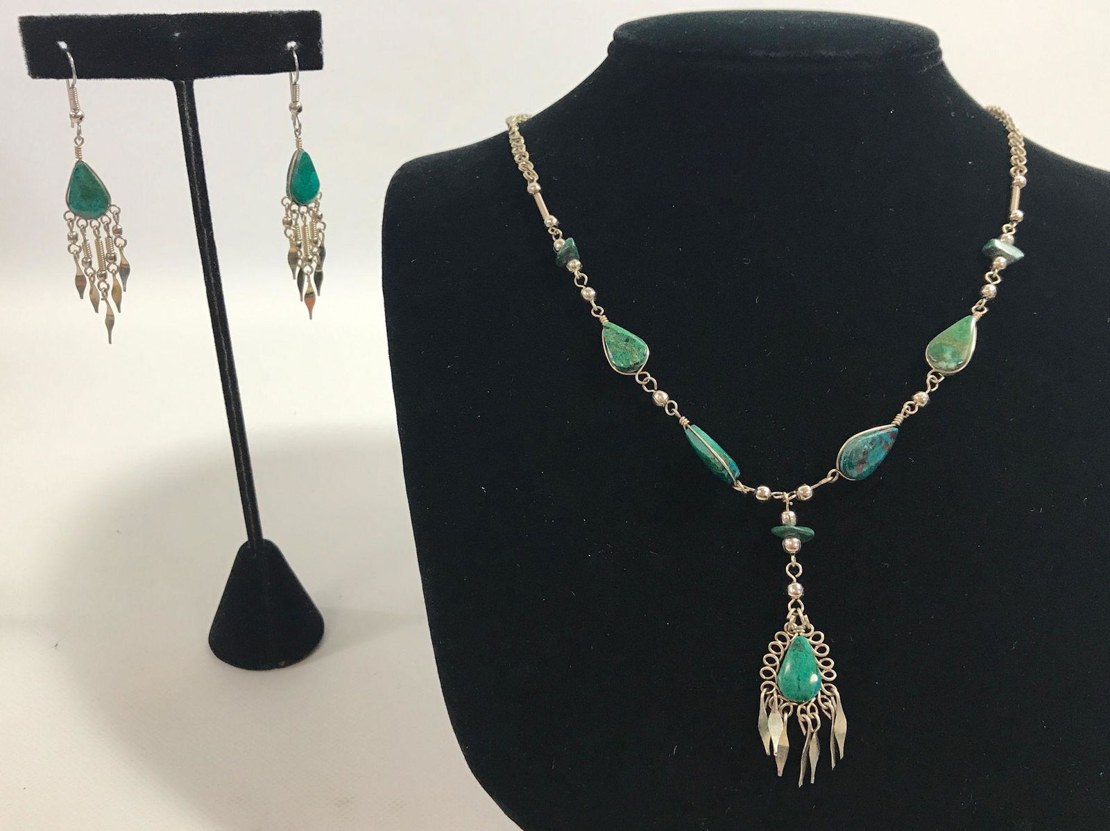 SILVER TONE FASHION JEWELRY SET: SILVER TONE FASHION JEWELRY SET ~ MATINEE LENGTH CABLE LINK CHAIN W/S-HOOK CLASP CLOSURE. BEZEL SET PEAR SHAPED POLISHED AZURITE/MALACHITE STONES. MATCHED 2" PIERCED EARRINGS ON FRENCH WIRE W/OBLONG D