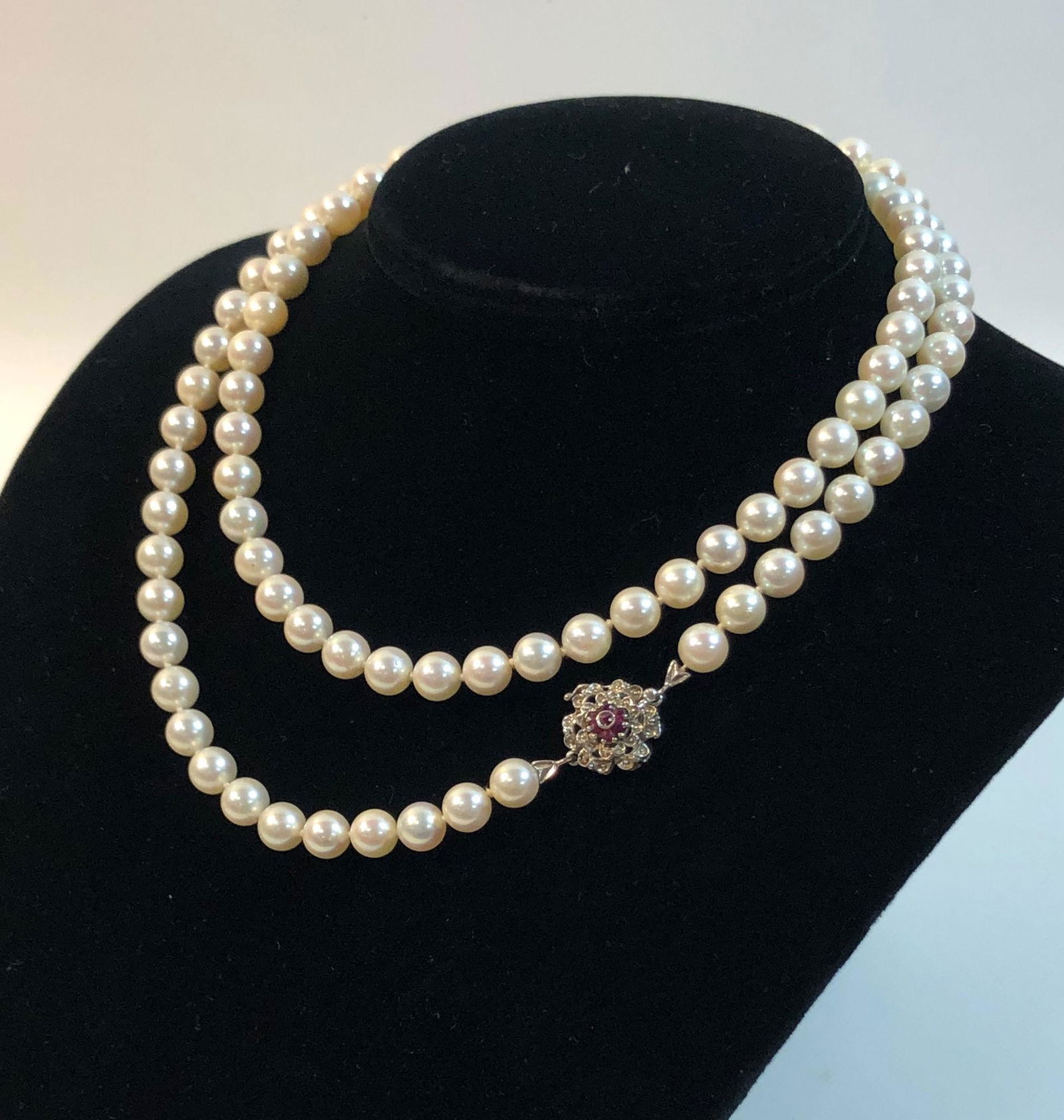 PEARL NECKLACE (1 of 5)