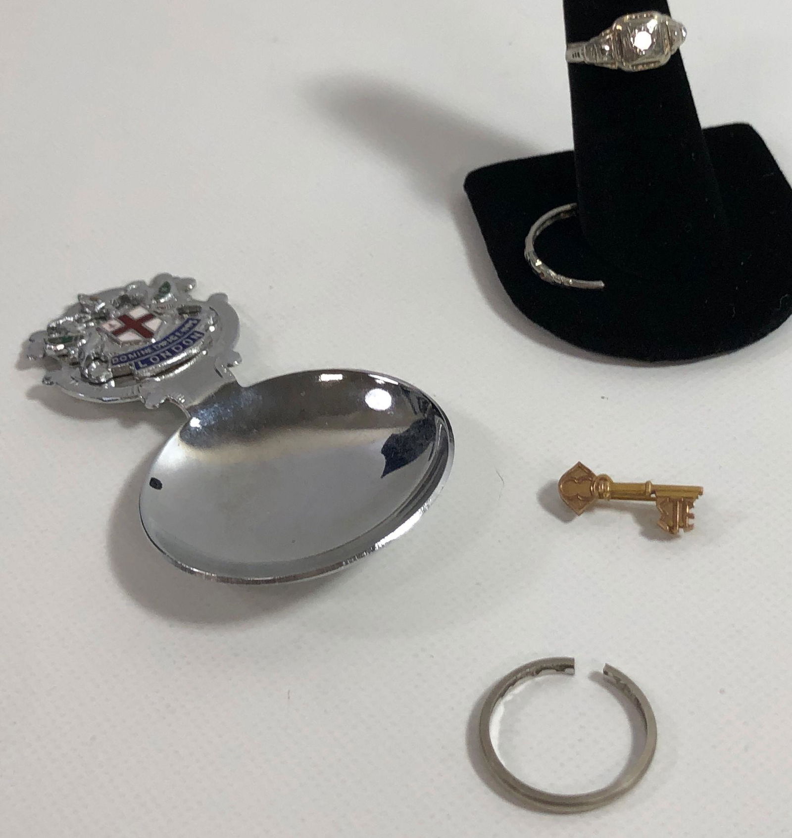 ASSORTED ACCESSORIES INCLUDING BROKEN PIECES (1 of 6)