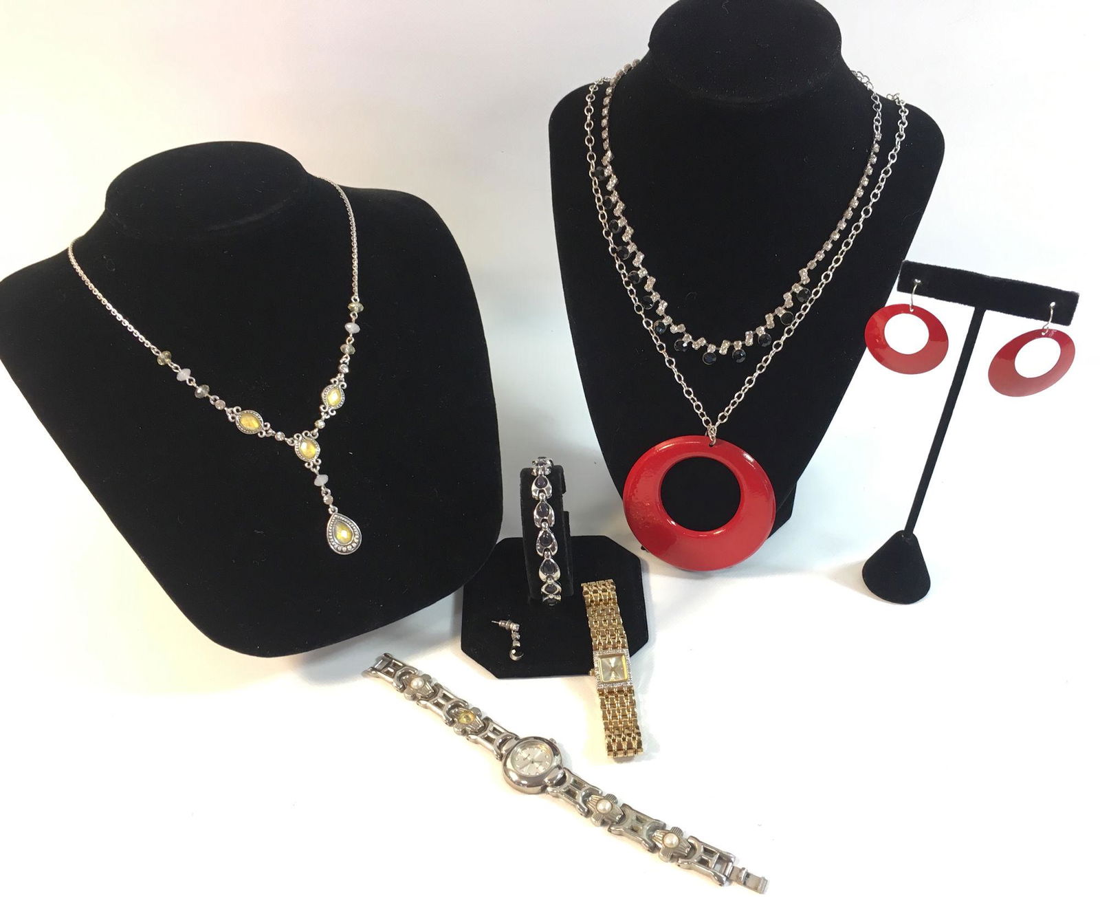 ASSORTED FASHION JEWELRY ITEMS (1 of 9)