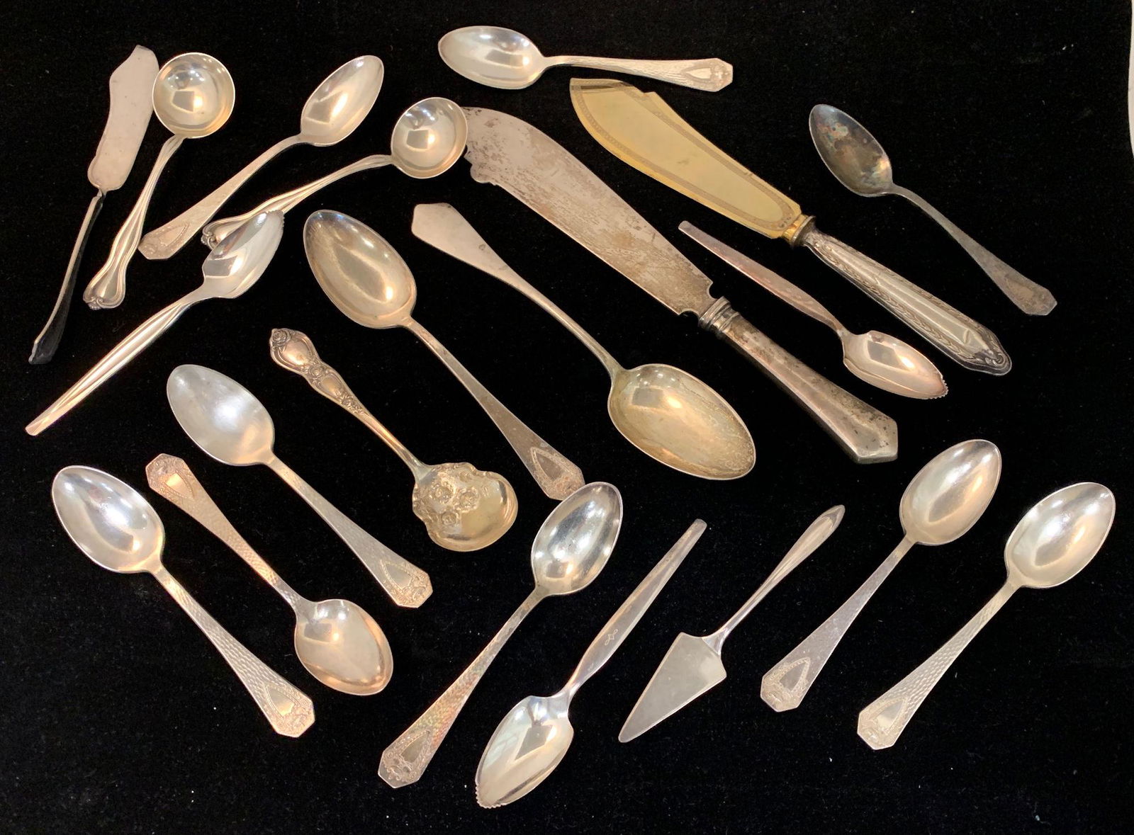 TWENTY-TWO PIECES ASSORTED VINTAGE SILVER PLATE: TWENTY-TWO PIECES ASSORTED VINTAGE SILVER PLATE FLATWARE ~ FLATWARE AND SERVEWARE PIECES INCLUDING TWO CAKE SERVERS AND LARGE SERVING SPOONS. PIECES FROM ROGERS AND MERIDEN AMONG OTHERS. TWO STERLING