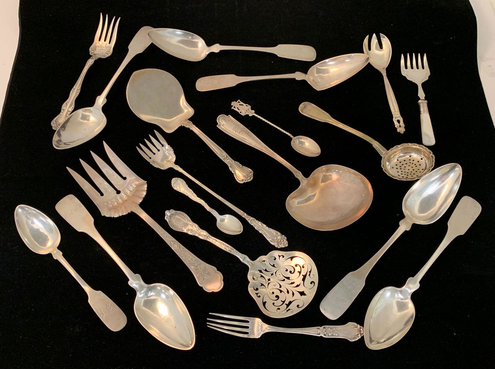 NINETEEN MISCELLANEOUS SILVER SERVEWARE AND FLATWARE: NINETEEN MISCELLANEOUS SILVER SERVEWARE AND FLATWARE PIECES ~ STERLING AND SILVER PLATE PIECES INCLUDING STERLING SILVER SLOTTED SPOON, TEASPOON, AND ELONGATED FIVE PRONG FORK (12.675 TROY OZ TW)