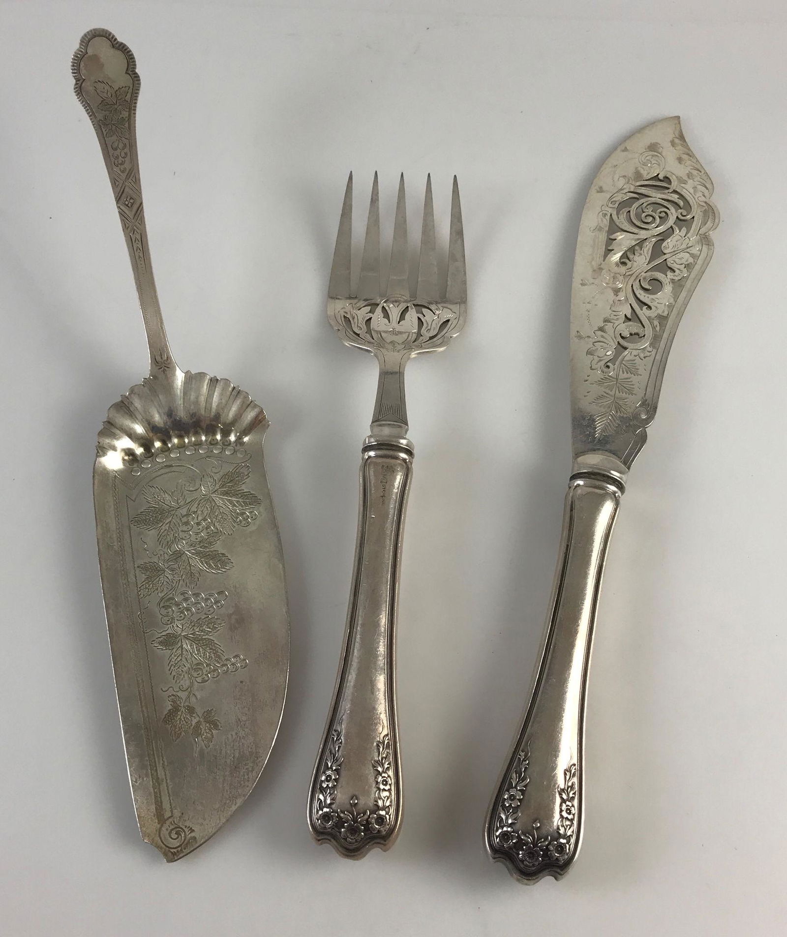 THREE VINTAGE STERLING SILVER CAKE SERVERS (1 of 9)