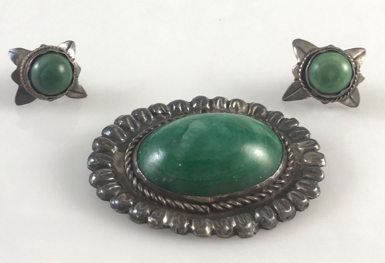 STERLING AND STONE JEWELRY: STERLING AND STONE JEWELRY ~ GREEN STONE CABOCHONS (POLISHED). 1.355 TROY OUNCES TW. 2.25" PIN W/SCALLOPED EDGE. PAIR MEXICO MADE SOUTHWESTERN STYLE SCREWBACK EARRINGS WITH BEZEL SET STONES.
