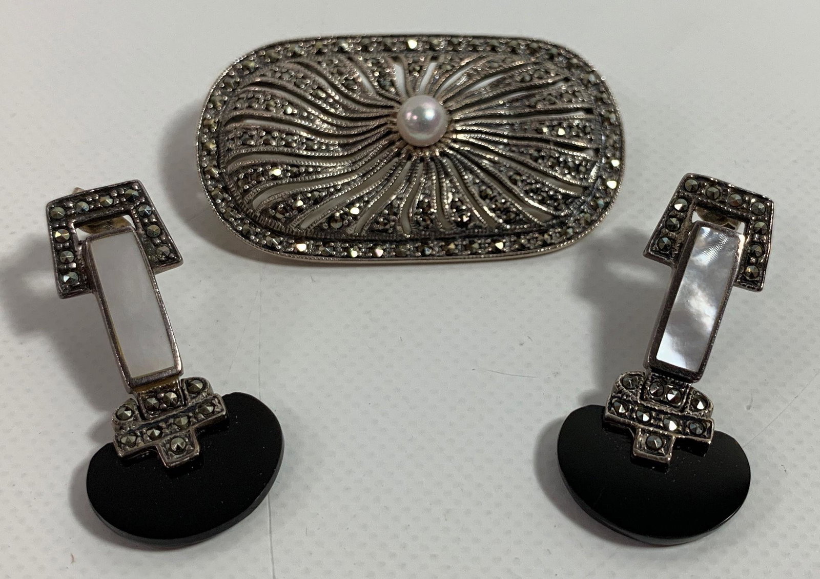 STERLING AND MARCASITE ACCESSORIES: STERLING AND MARCASITE ACCESSORIES ~ LOT INCLUDES 1.875" OPENWORK OVAL SHAPED STERLING AND MARCASITE PIN W/ OFF WHITE PEARL CENTER, MILGRAIN EDGEWORK, PEARL HAS GOOD LUSTER W/ BLUSH PINK UNDERTONES, A